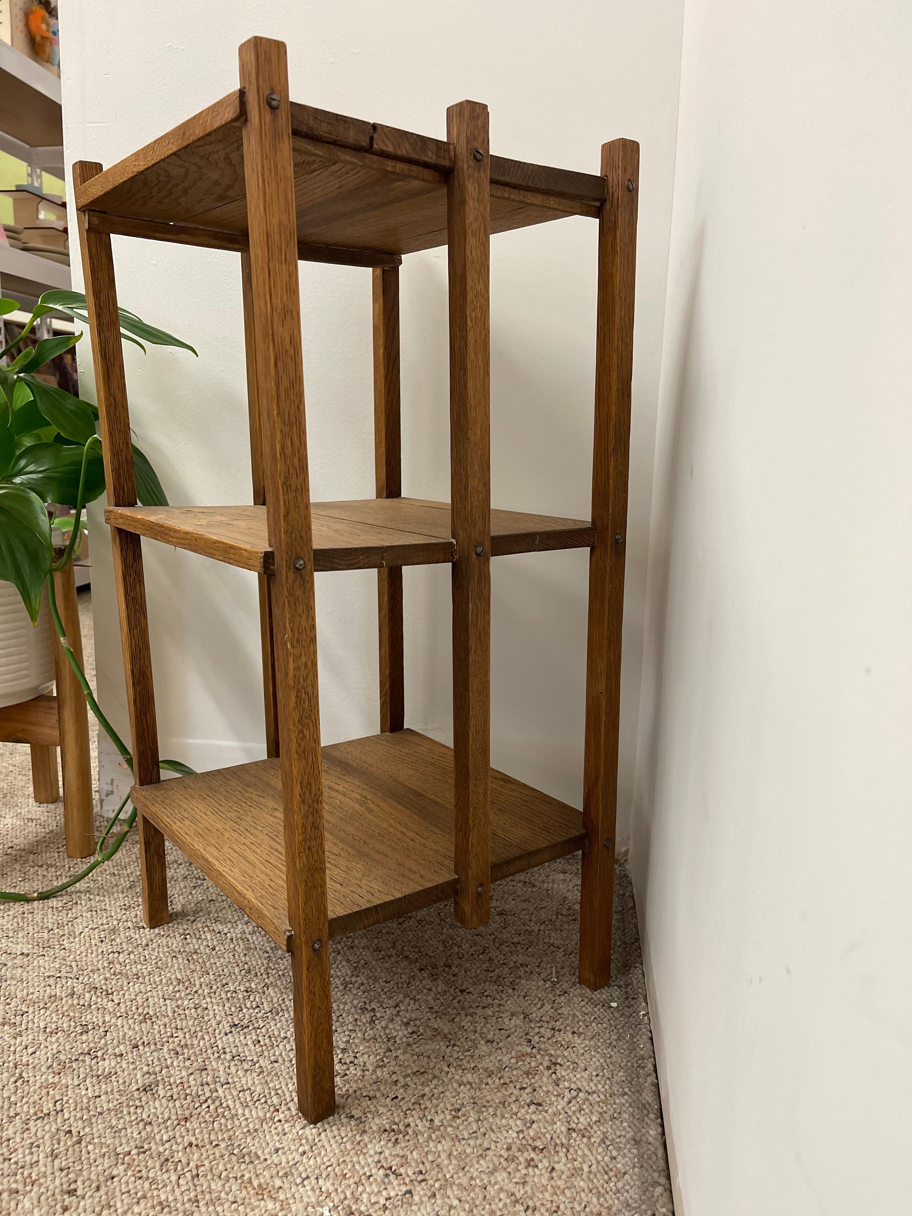 Arts and Crafts Etagère à trois niveaux ou cache-pot Vintage Art of Vintage en vente