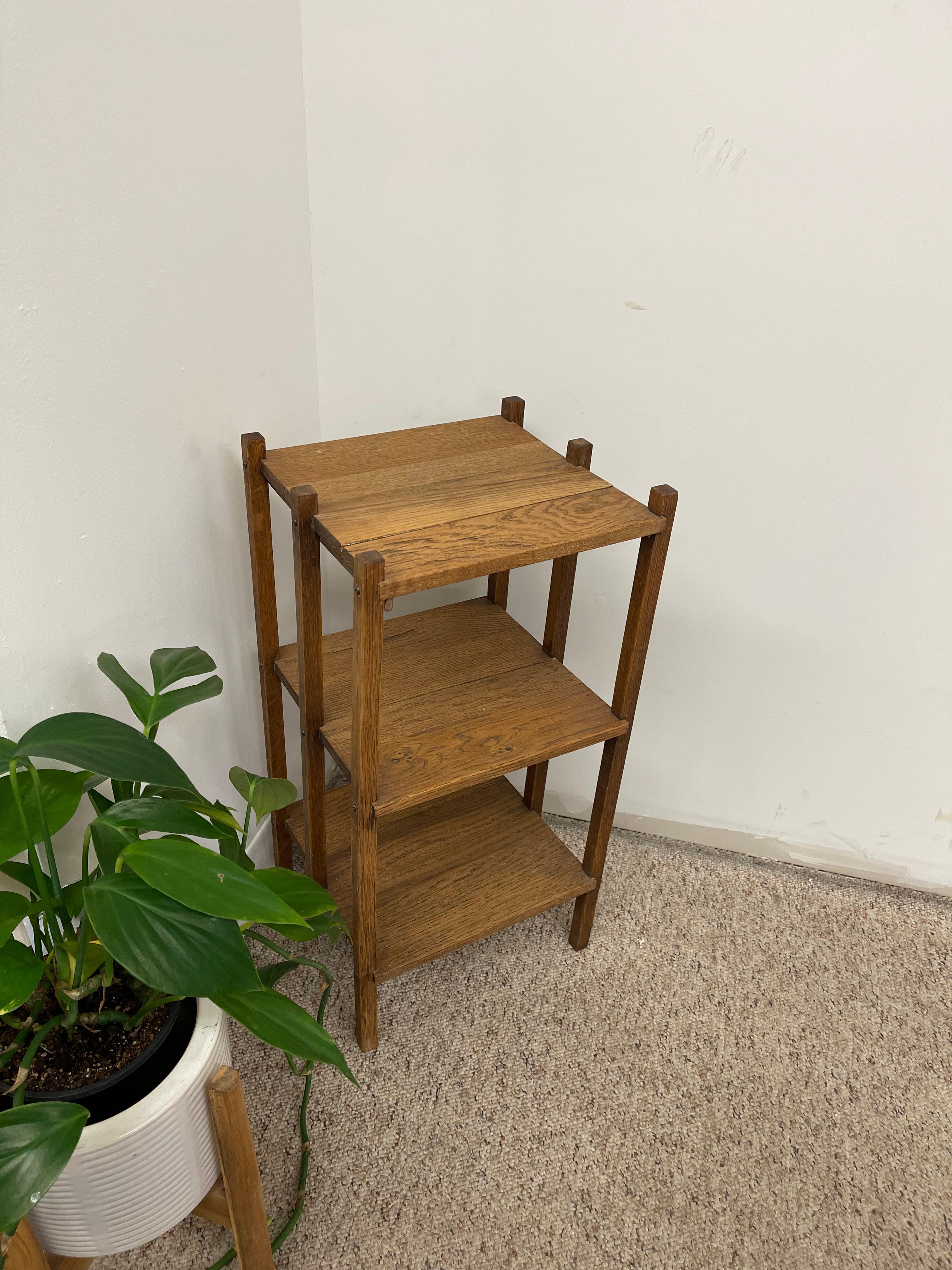 Etagère à trois niveaux ou cache-pot Vintage Art of Vintage Bon état - En vente à Seattle, WA