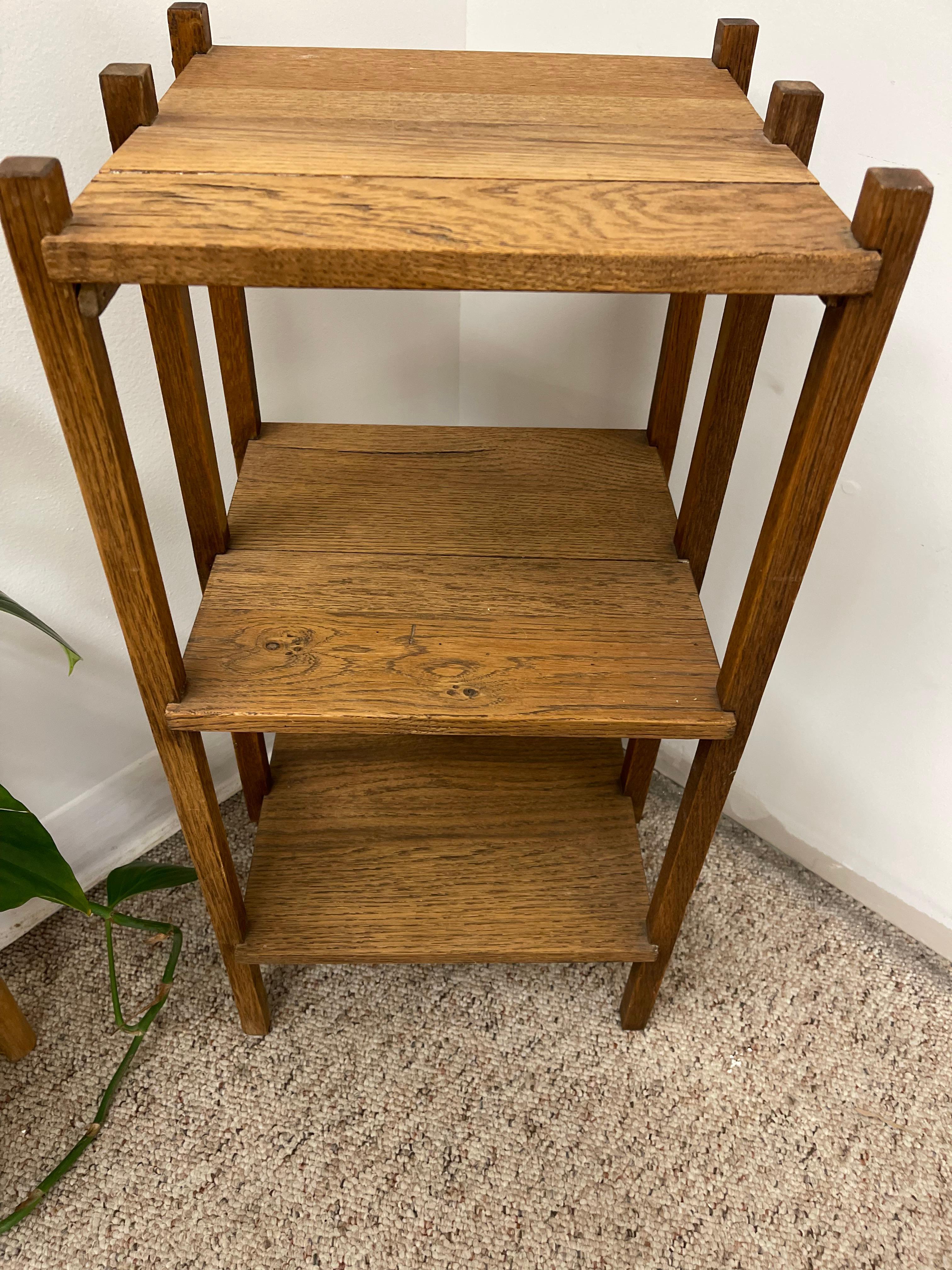 20ième siècle Etagère à trois niveaux ou cache-pot Vintage Art of Vintage en vente