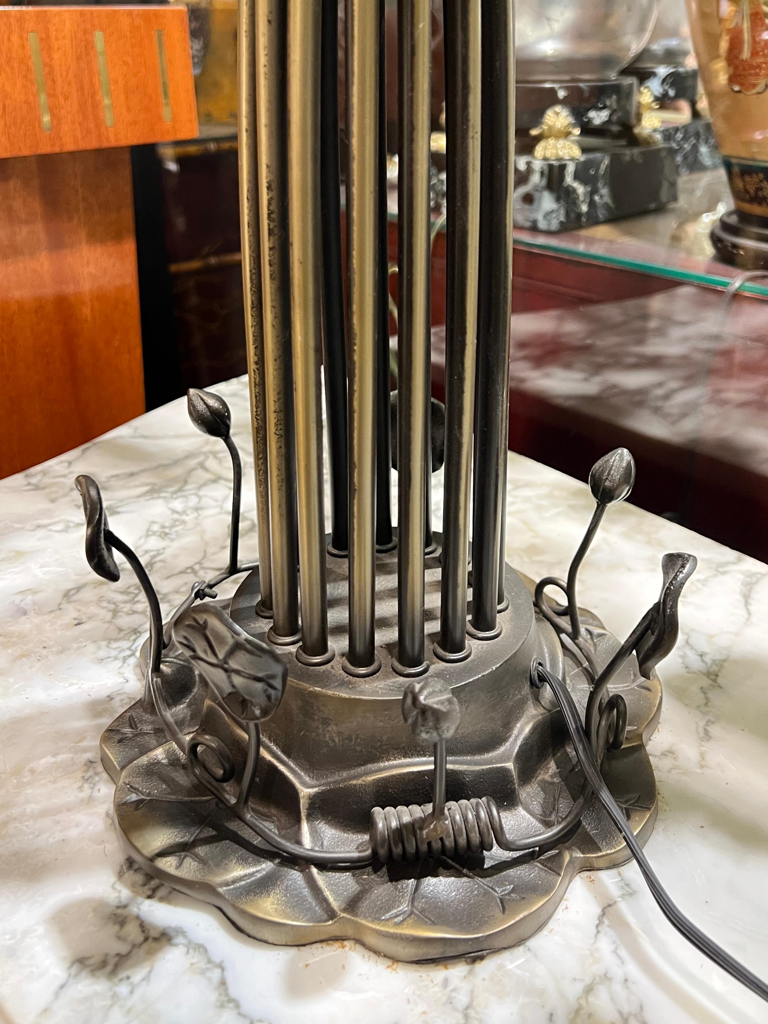 Vintage Arts and Crafts Tiffany Style Tulip and Lily Pad Table Lamp In Good Condition In New York, NY