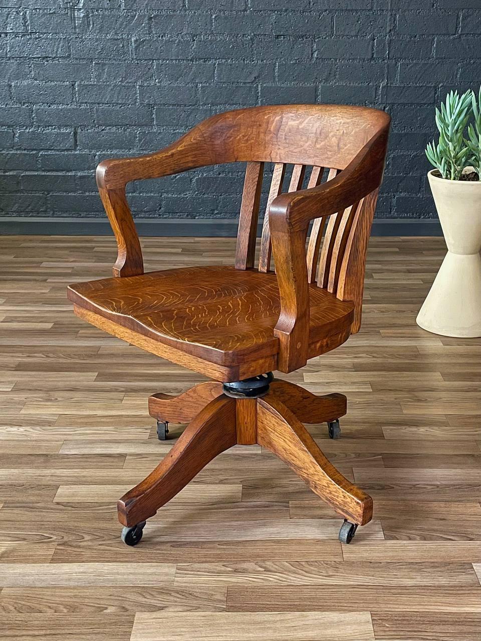 Vintage Arts & Craft Oak Swivel Office Desk Chair In Good Condition In Los Angeles, CA