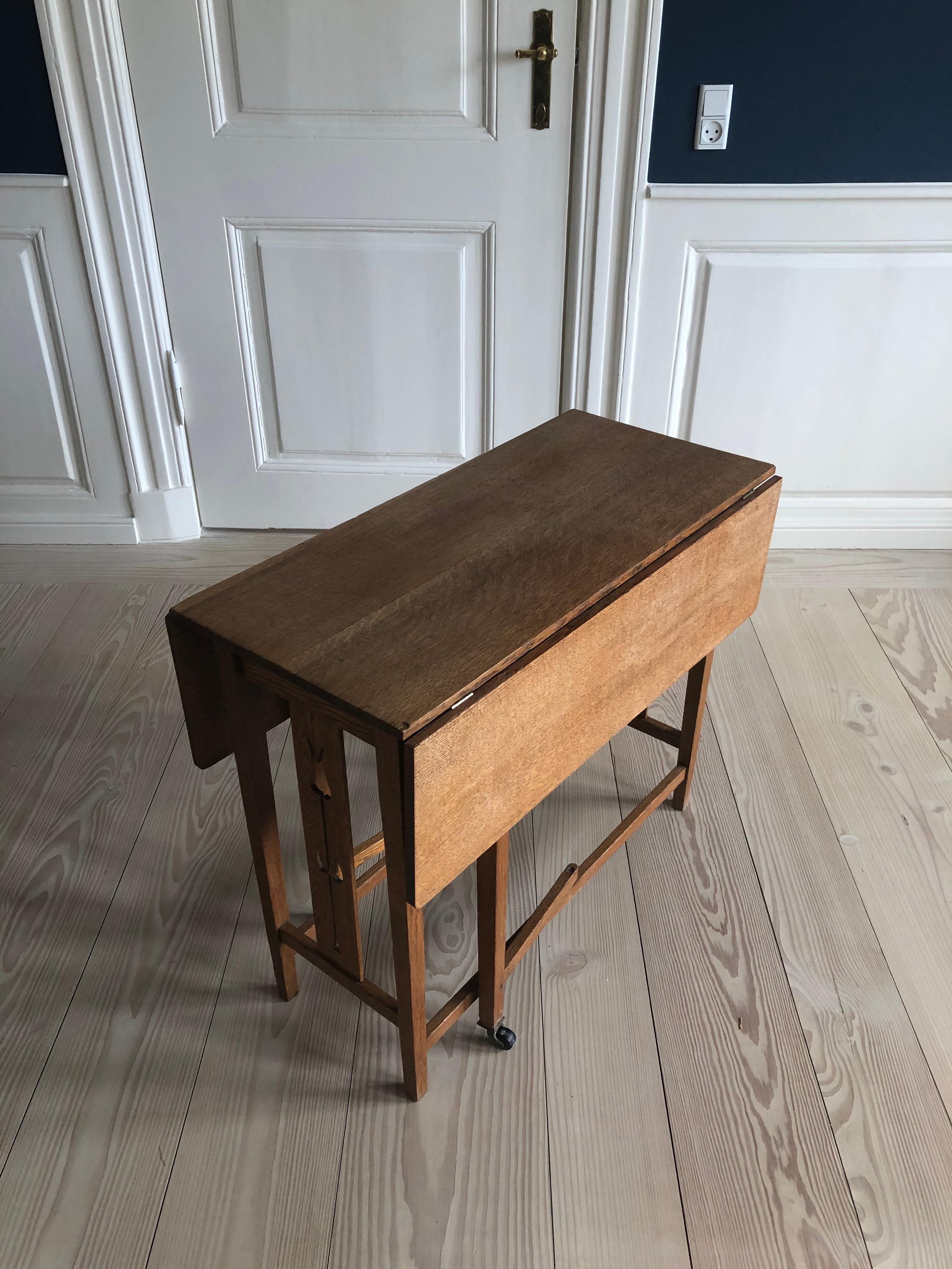 English Vintage Arts & Crafts Drop-Leaf Table in Solid Oak, England, Early 20th Century