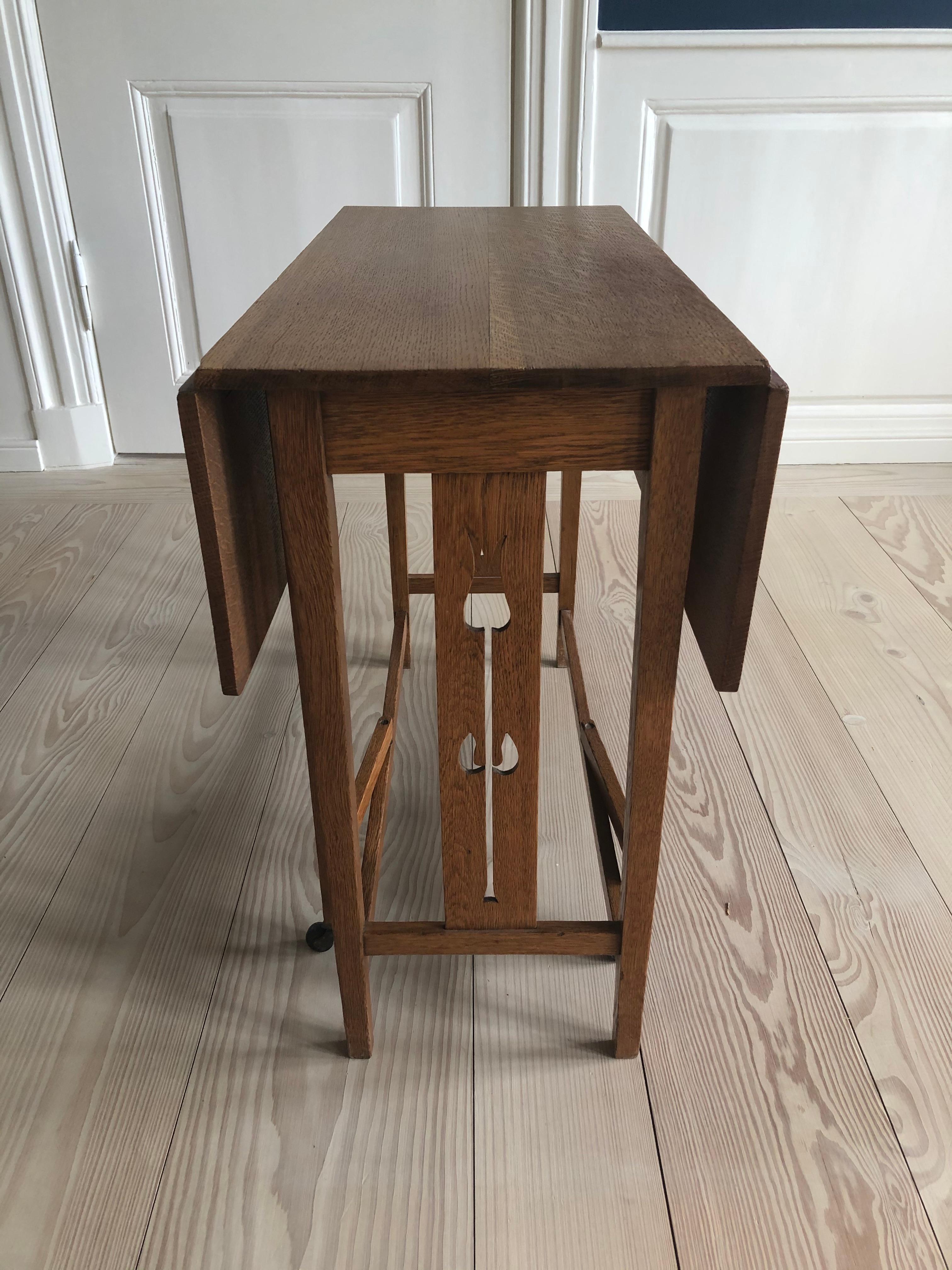 Vintage Arts & Crafts Drop-Leaf Table in Solid Oak, England, Early 20th Century In Good Condition In Copenhagen K, DK