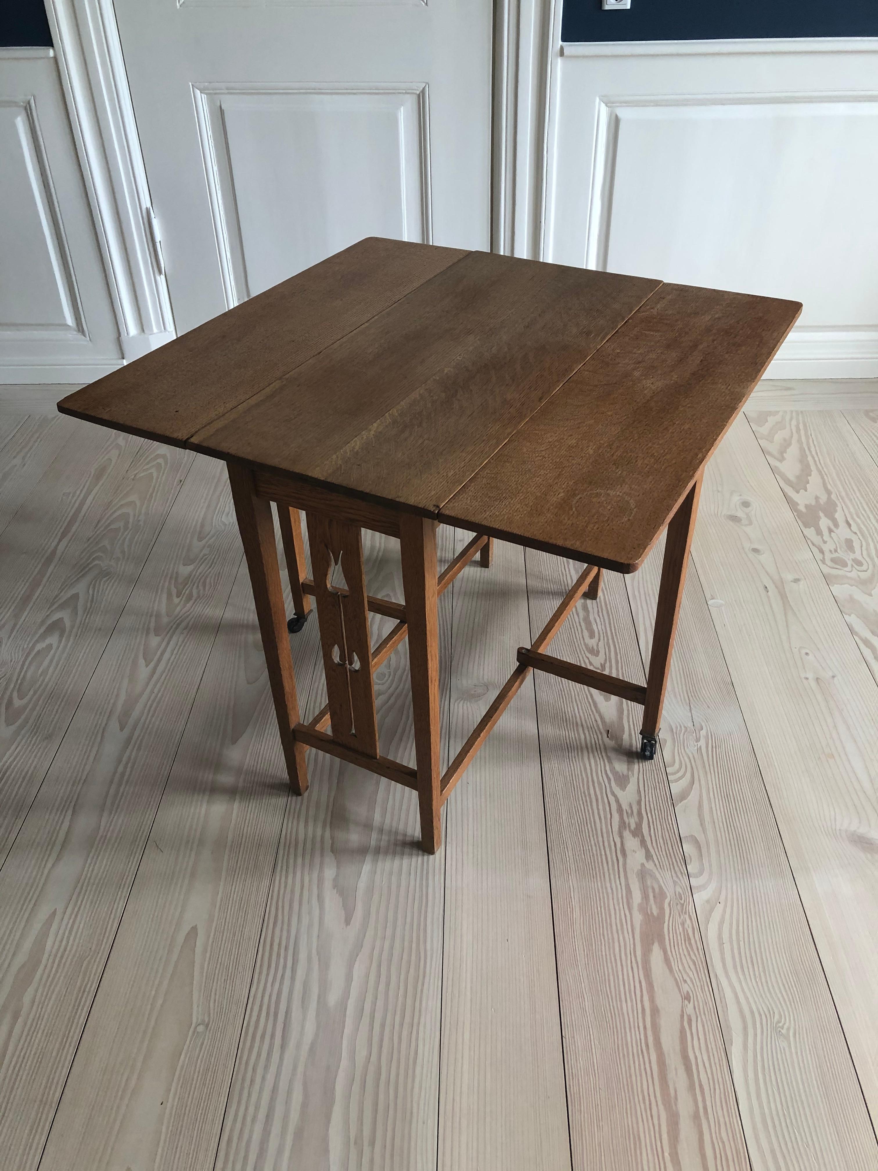 Vintage Arts & Crafts Drop-Leaf Table in Solid Oak, England, Early 20th Century 2