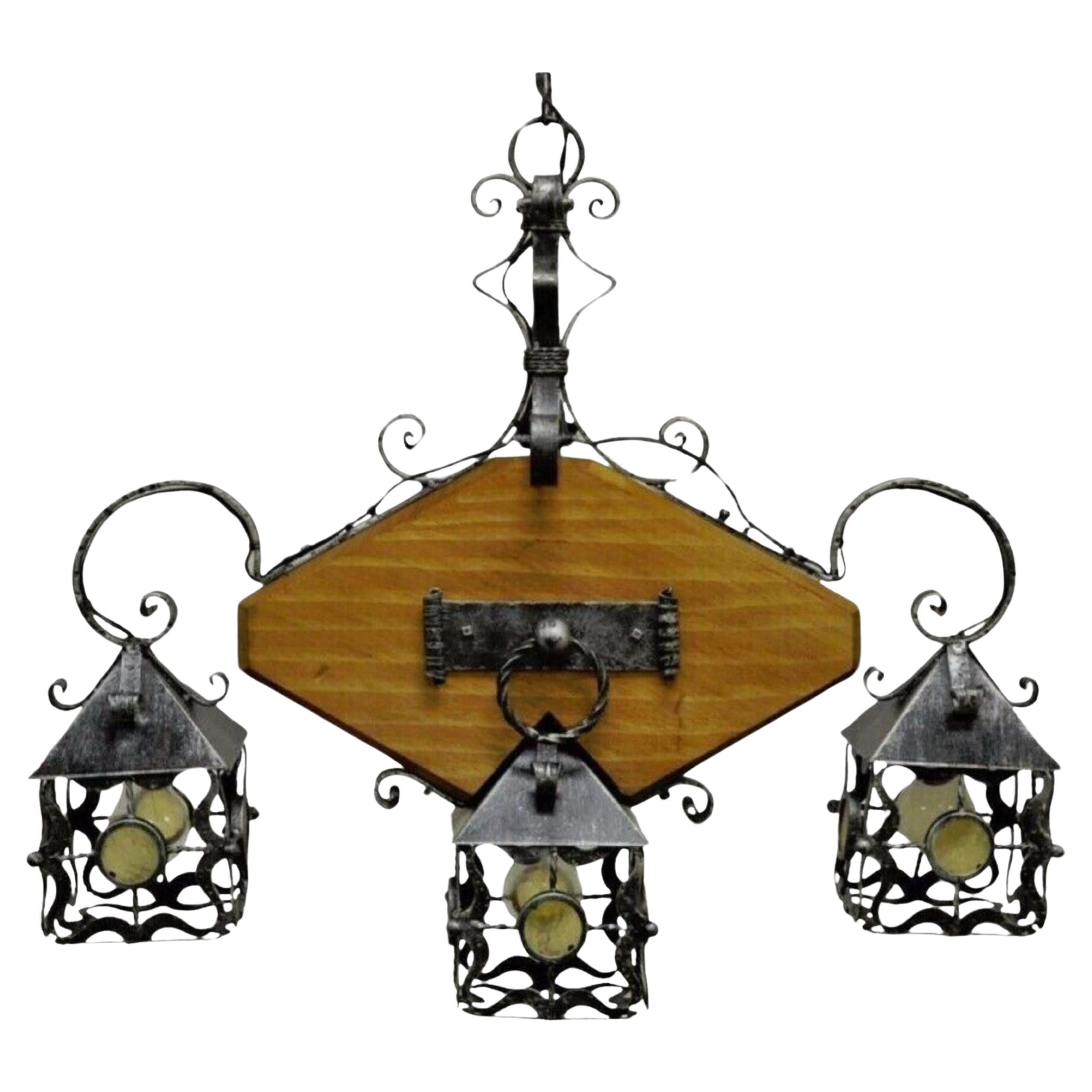 3flammiger Vintage-Laterne-Kronleuchter aus Holz und Schmiedeeisen im gotischen Stil, Arts and Crafts-Stil im Angebot