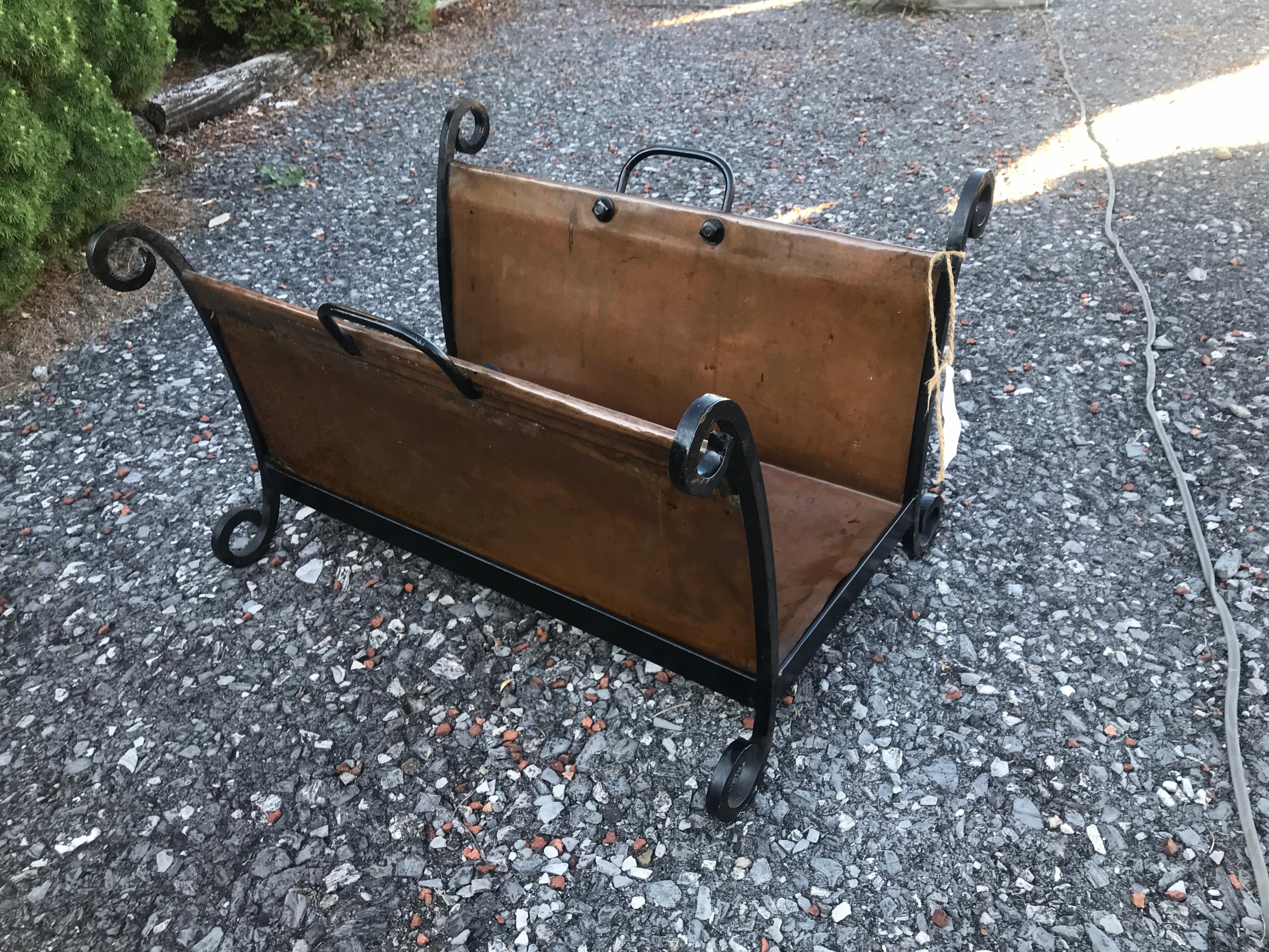 Voici un porte-bûches Vintage Art of Vintage en bon état.  STURDY & STROG et prêt à être utilisé à la maison ou au bureau.

- W7100