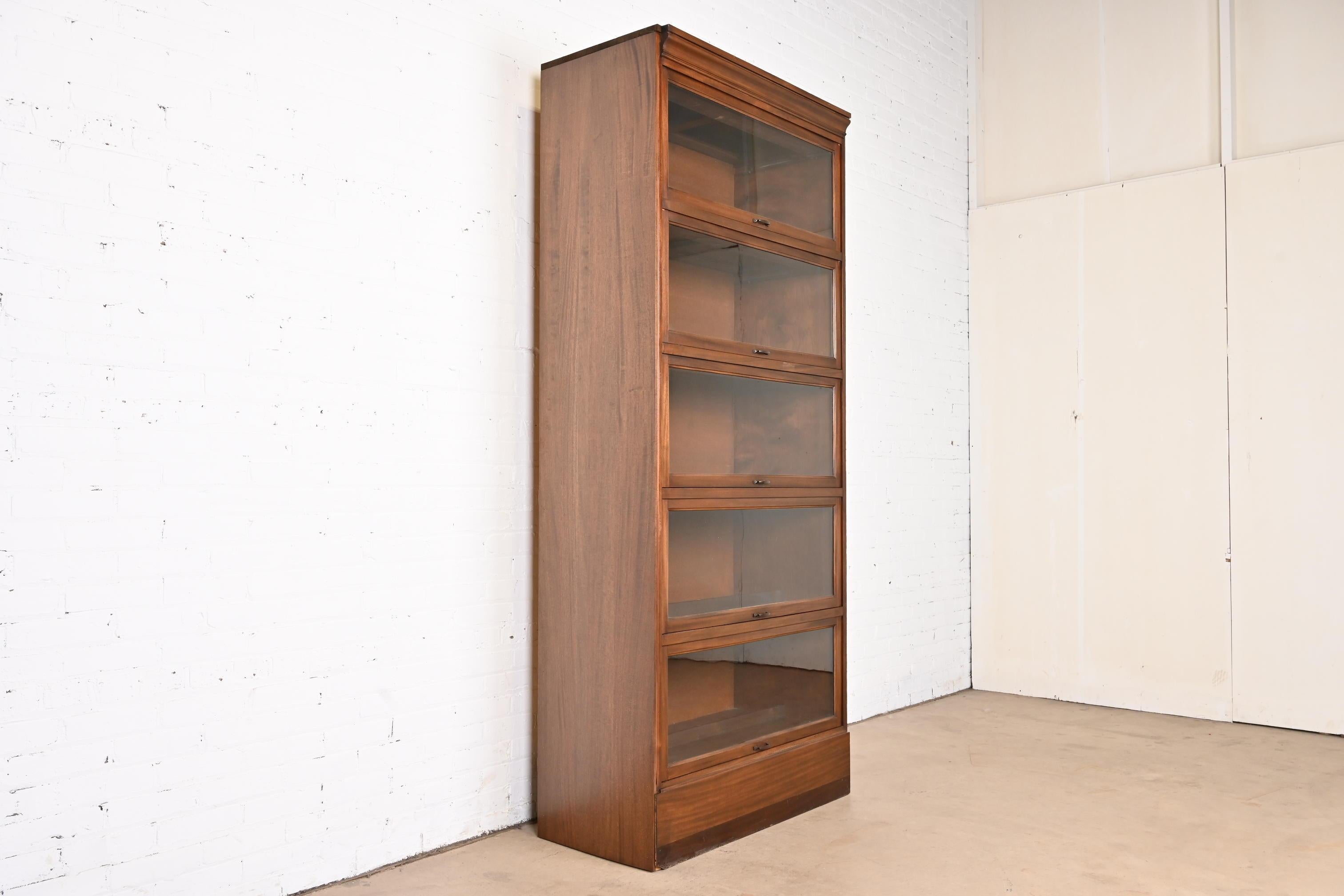20ième siècle Vintage Arts & Craft Mahogany Large Five-Stack Barrister Bookcase (bibliothèque à cinq niveaux) en vente