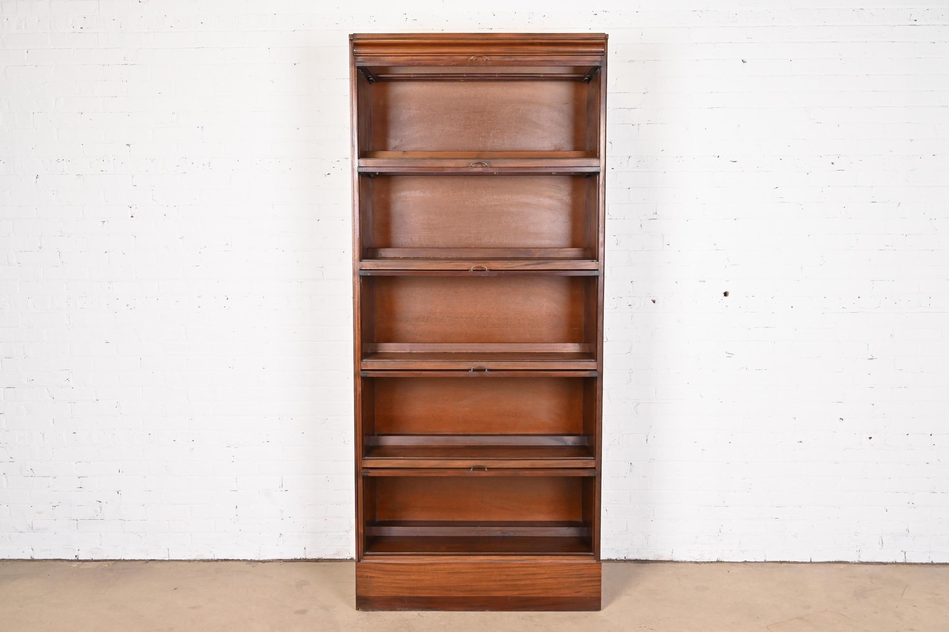 Laiton Vintage Arts & Craft Mahogany Large Five-Stack Barrister Bookcase (bibliothèque à cinq niveaux) en vente