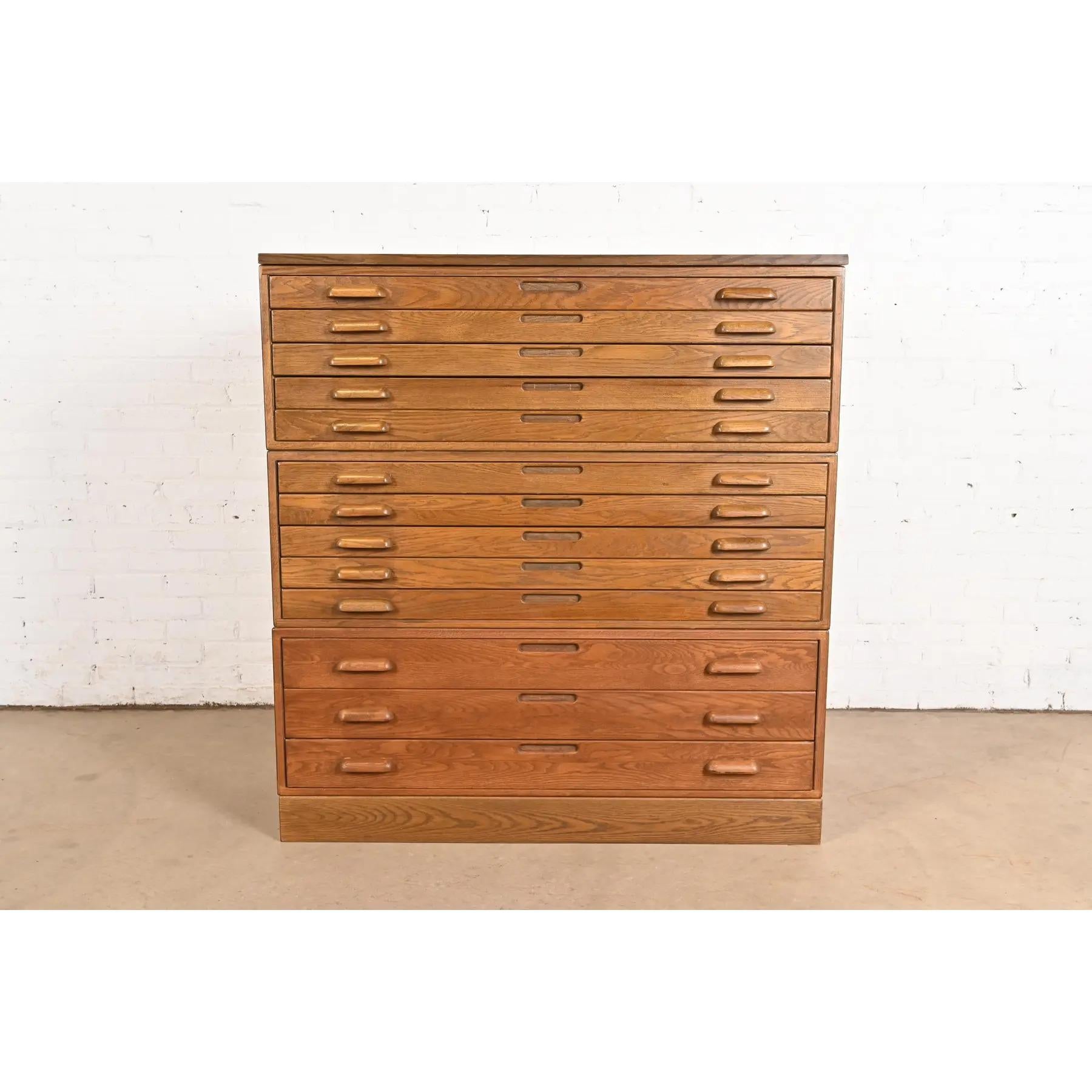 Eine außergewöhnliche Vintage Arts & Crafts 13-Schublade Architekten Blaupause flachen Aktenschrank, Kartei, oder Kunst Schrank

Nach dem Vorbild von Globe Wernicke

USA, etwa Mitte des 20. Jahrhunderts

Maße: 45,63 