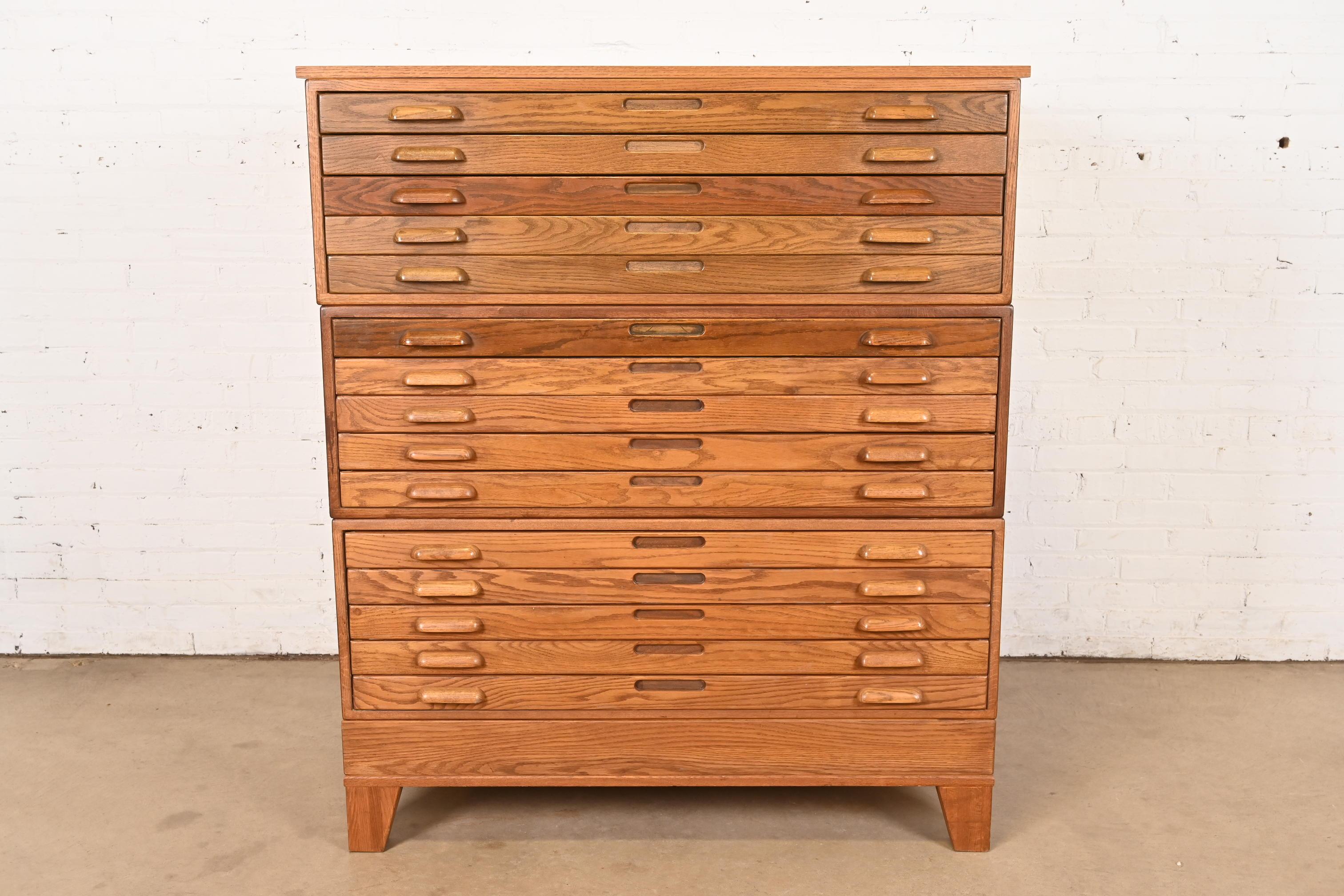 Un eccezionale schedario vintage Arts & Crafts a 15 cassetti per progetti architettonici, schedario cartografico o artistico

Alla maniera di Globe Wernicke

USA, circa metà del XX secolo

Misure: 46,75