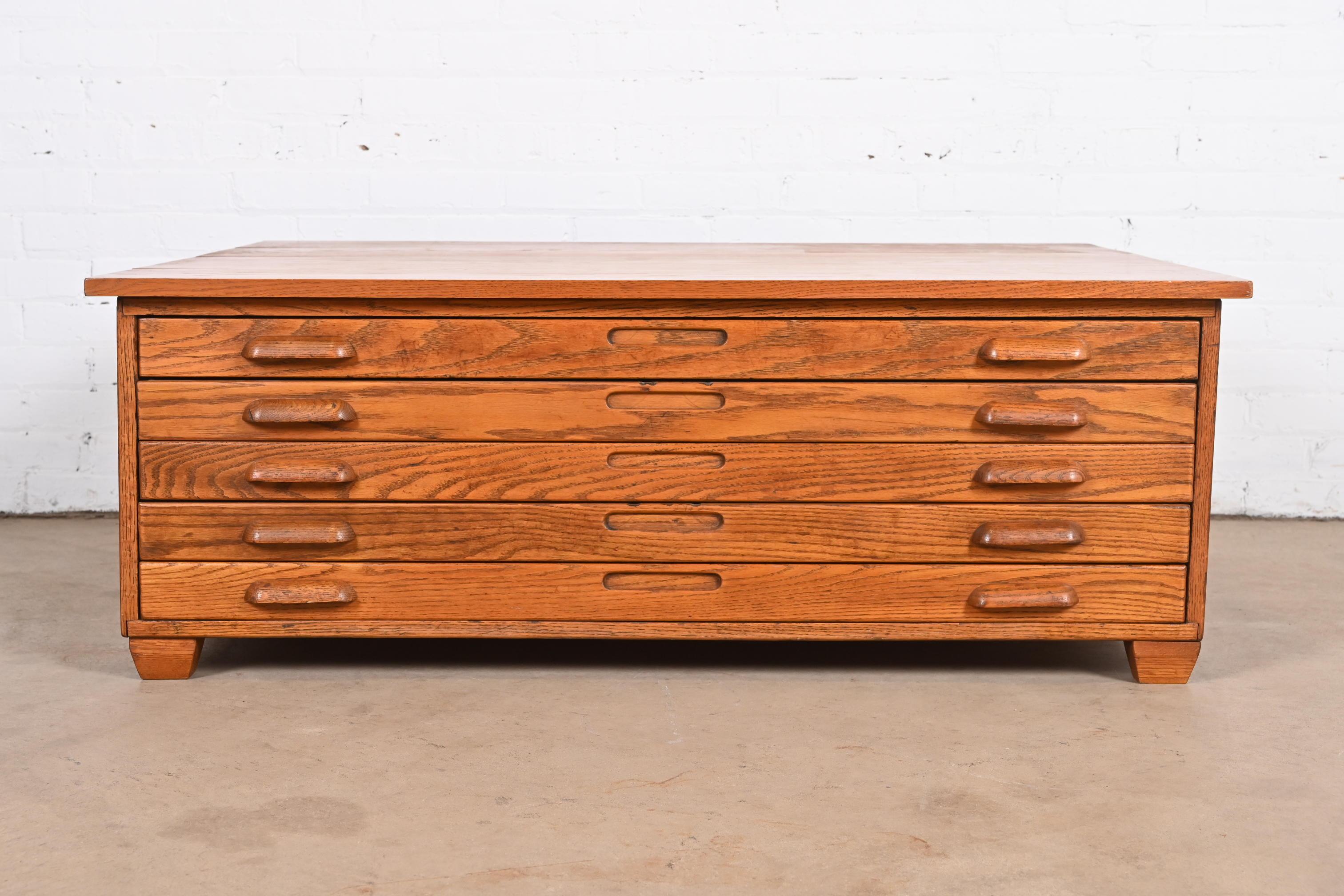 An exceptional Arts & Crafts style oak architect's blueprint or map flat file cabinet

USA, Mid-20th Century

Measures: 47.5