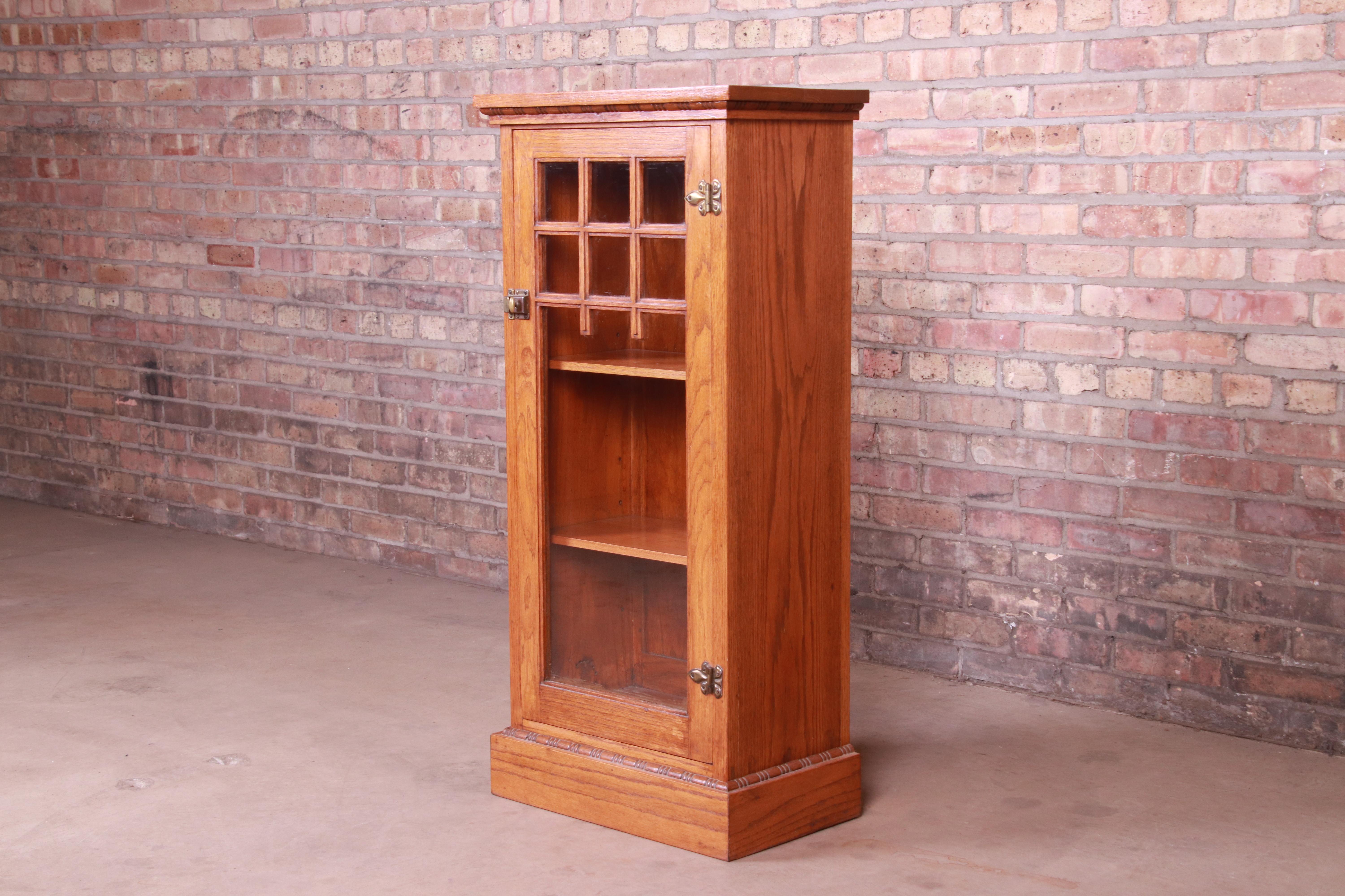 A gorgeous vintage bookcase cabinet

USA, circa 1920s

Solid oak, with glass front door and original brass hardware.
 
Measures: 20