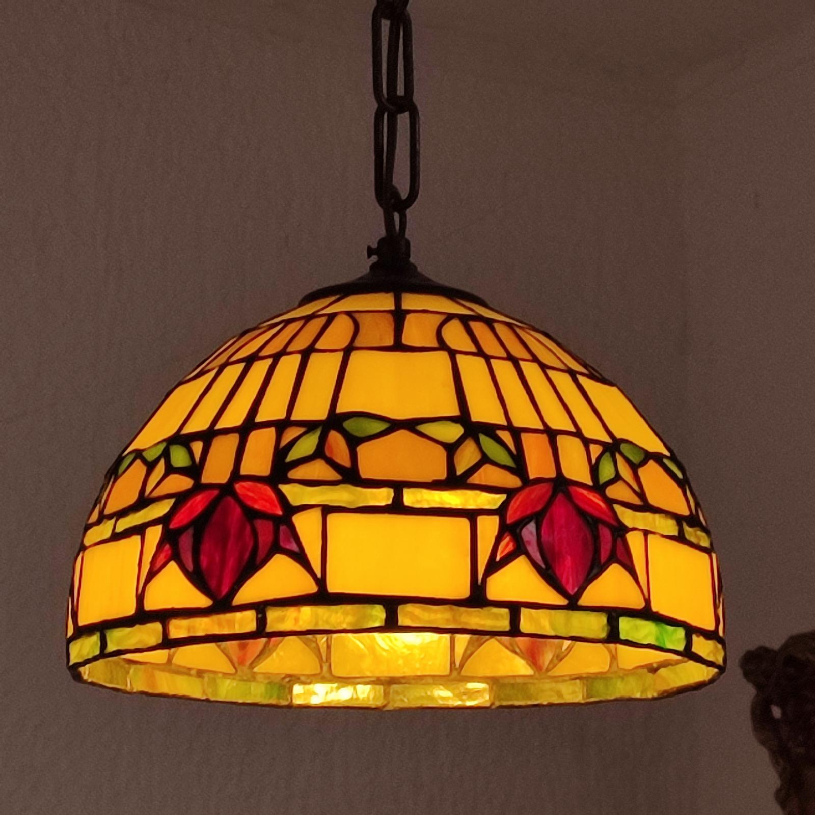 Vintage Arts & Crafts Pendant Light, Tiffany Style Fixture, from the 1970s.
Gorgeous vintage Tiffany style ceiling light, dome shaped, handcrafted work in stained glass. 1xE27 light bulb, bulb not included.
Makes a warm and cozy