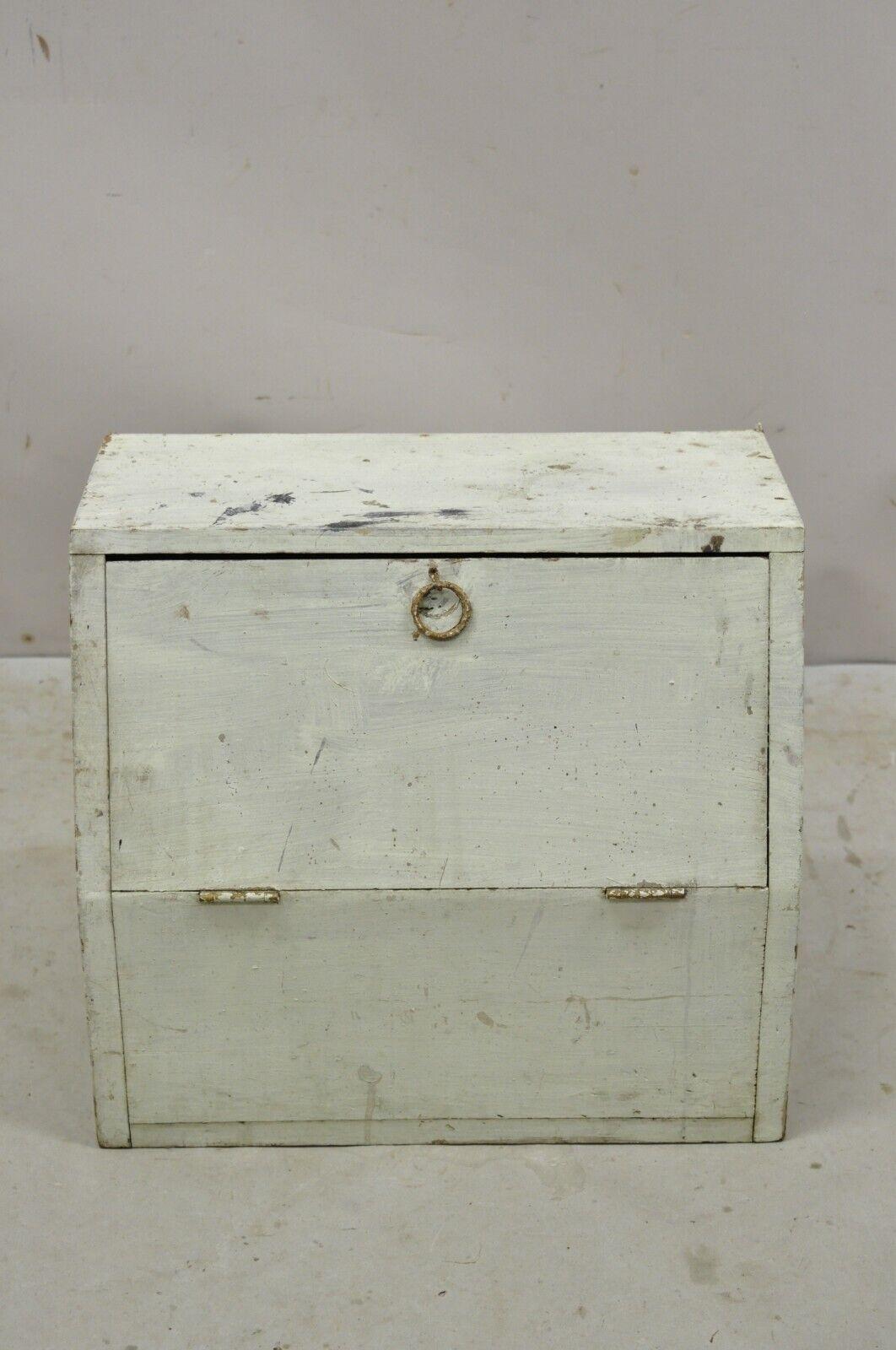 Vintage Arts & Crafts Wooden Green Painted Shoe Polish Box Tool Chest. CIRCA Anfang des 20. Jahrhunderts. Abmessungen: 15