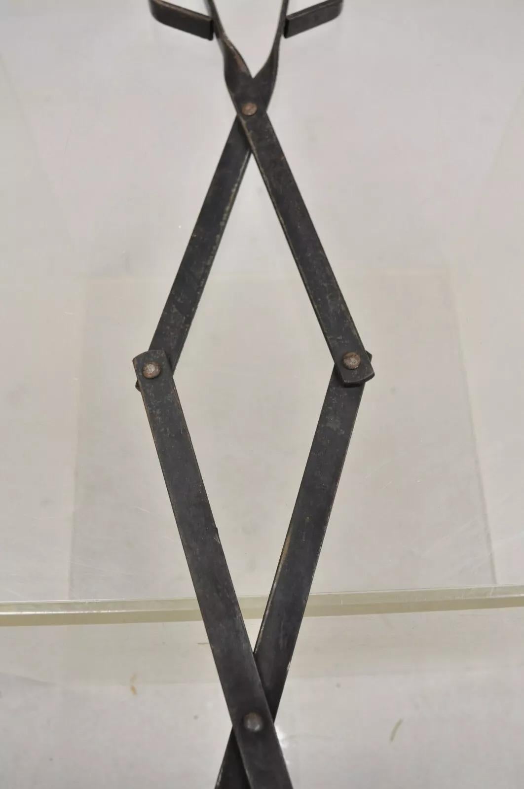 Pinzas expansibles para chimenea Vintage Arts & Crafts de hierro forjado en Bueno Estado en Philadelphia, PA