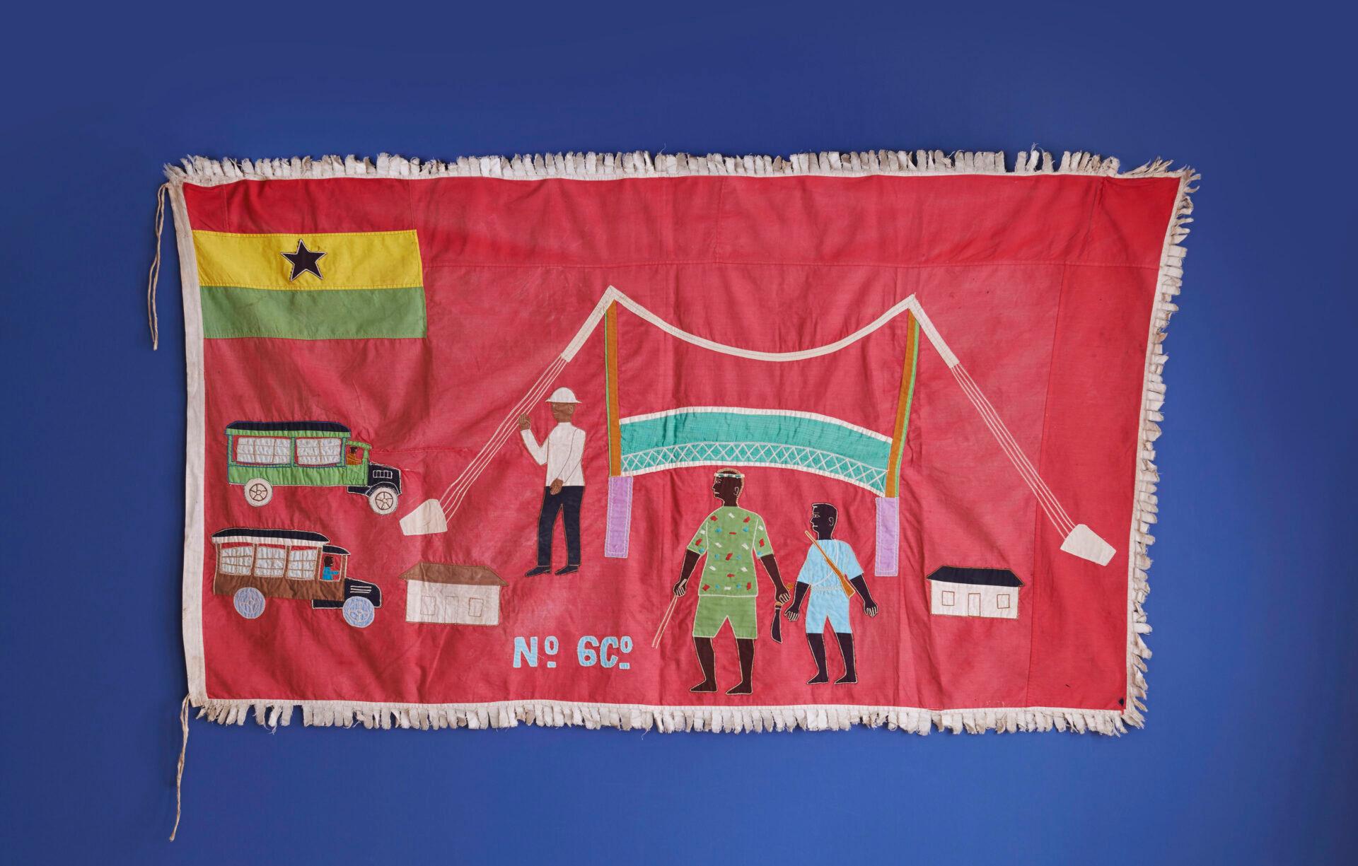 Kwamina Amoaku
Ghana, 1960er Jahre

Asafo-Flagge mit Baumwollapplikationen. Das Volk der Fante.

Asafo-Flaggen werden vom Volk der Fante in Ghana hergestellt. Die Flaggen sind visuelle Darstellungen militärischer Organisationen in den