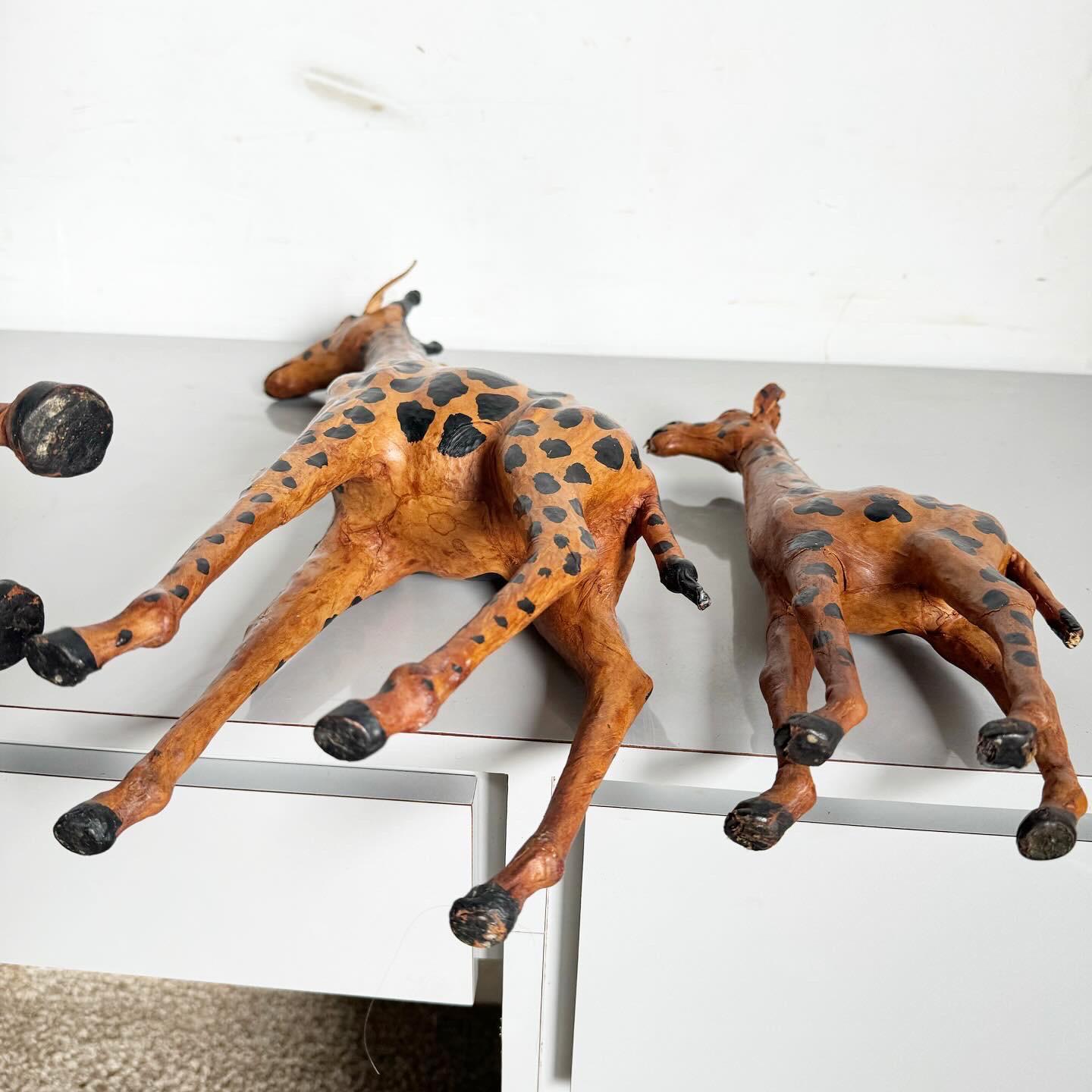 Regency Sculptures de girafe enveloppées de cuir - Lot de 3 en vente