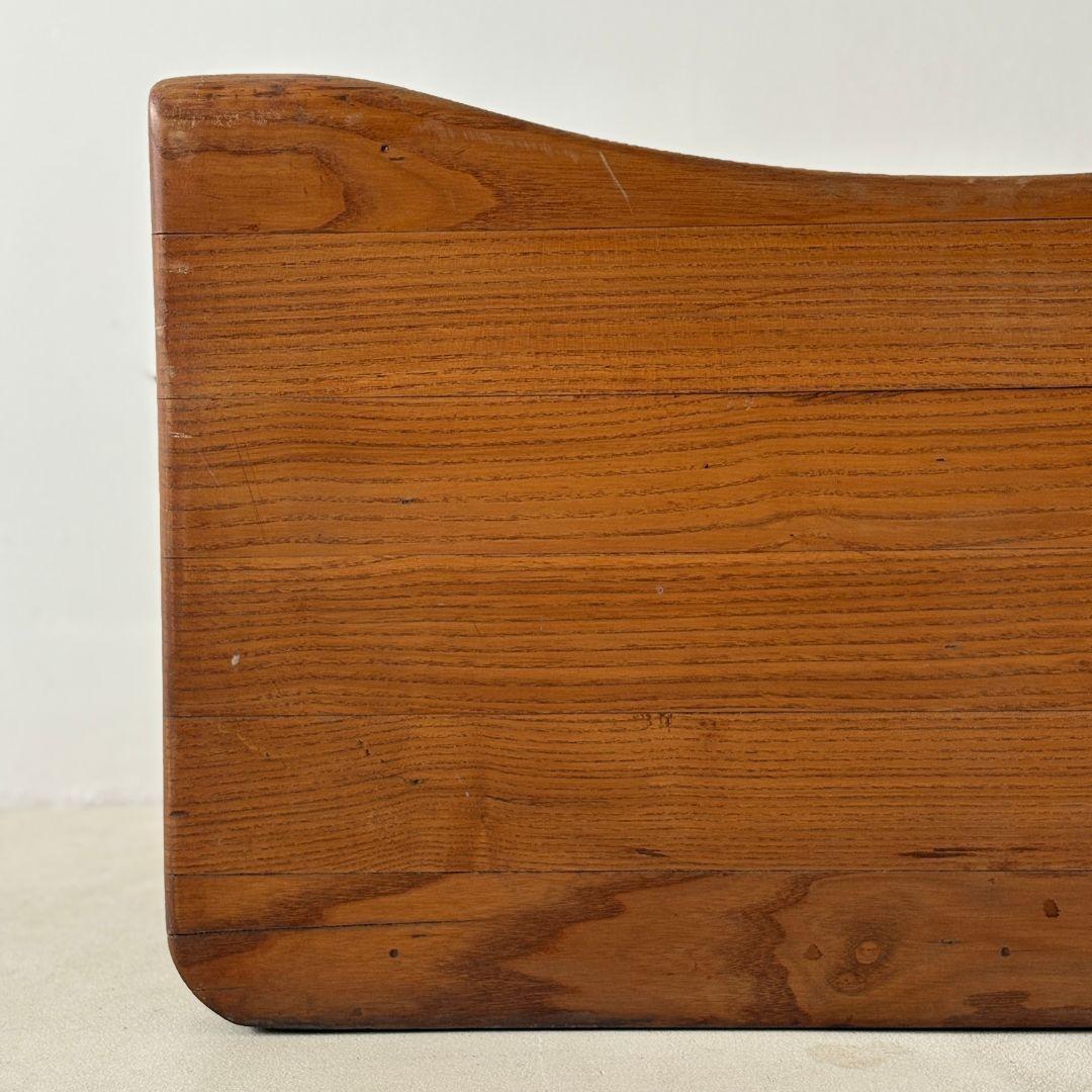 Sculpté dans un bois de frêne vieux de plusieurs décennies et doté d'une riche patine naturelle, ce tabouret 