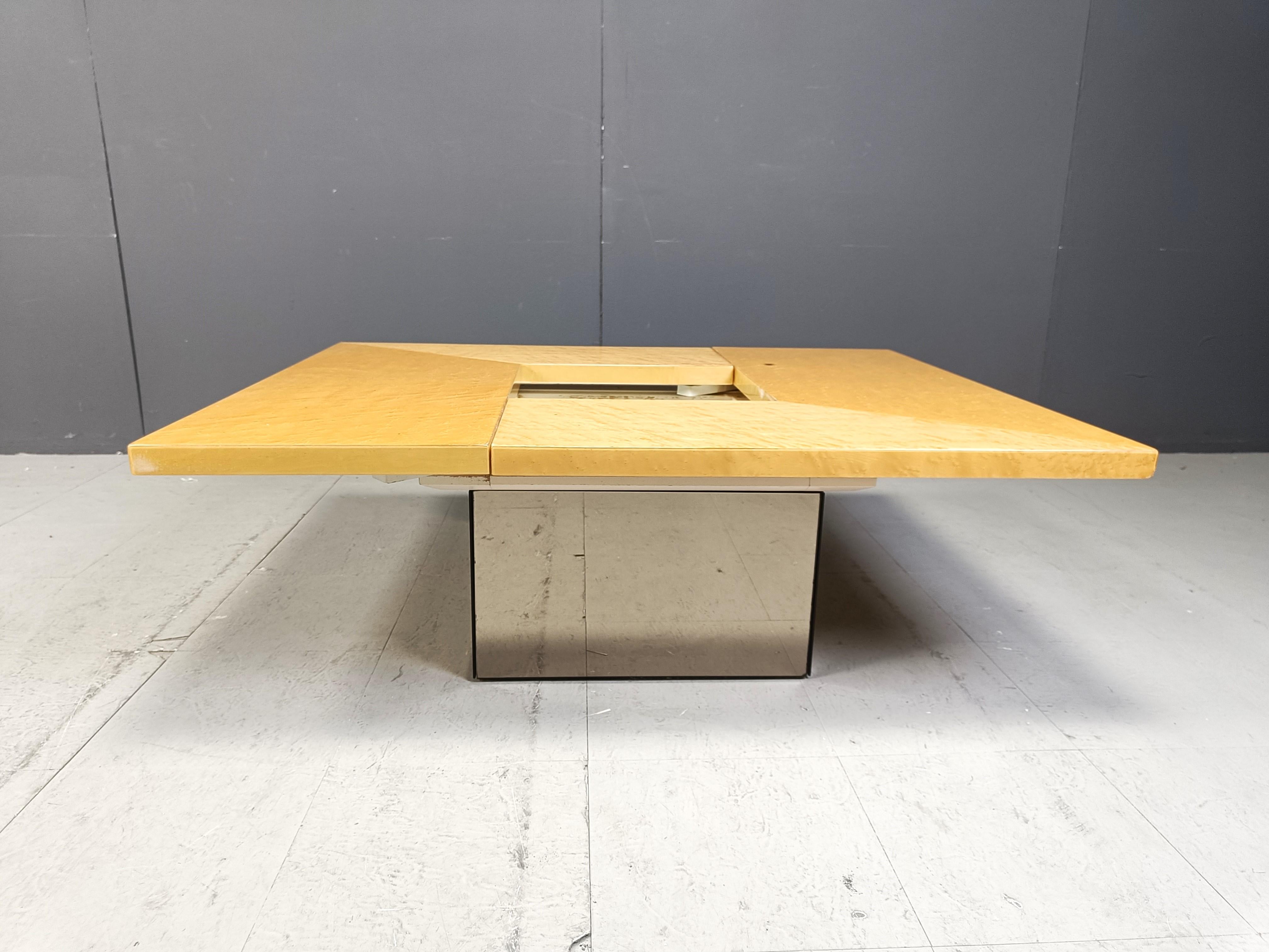 Tavolino in Wood disegnato da Paul Michel.

Questo lussuoso tavolino da caffè ha un design intelligente e si apre per rivelare uno spazioso dry bar a specchio con gli originali portabottiglie in plexiglass.

L'uso del vetro a specchio sia