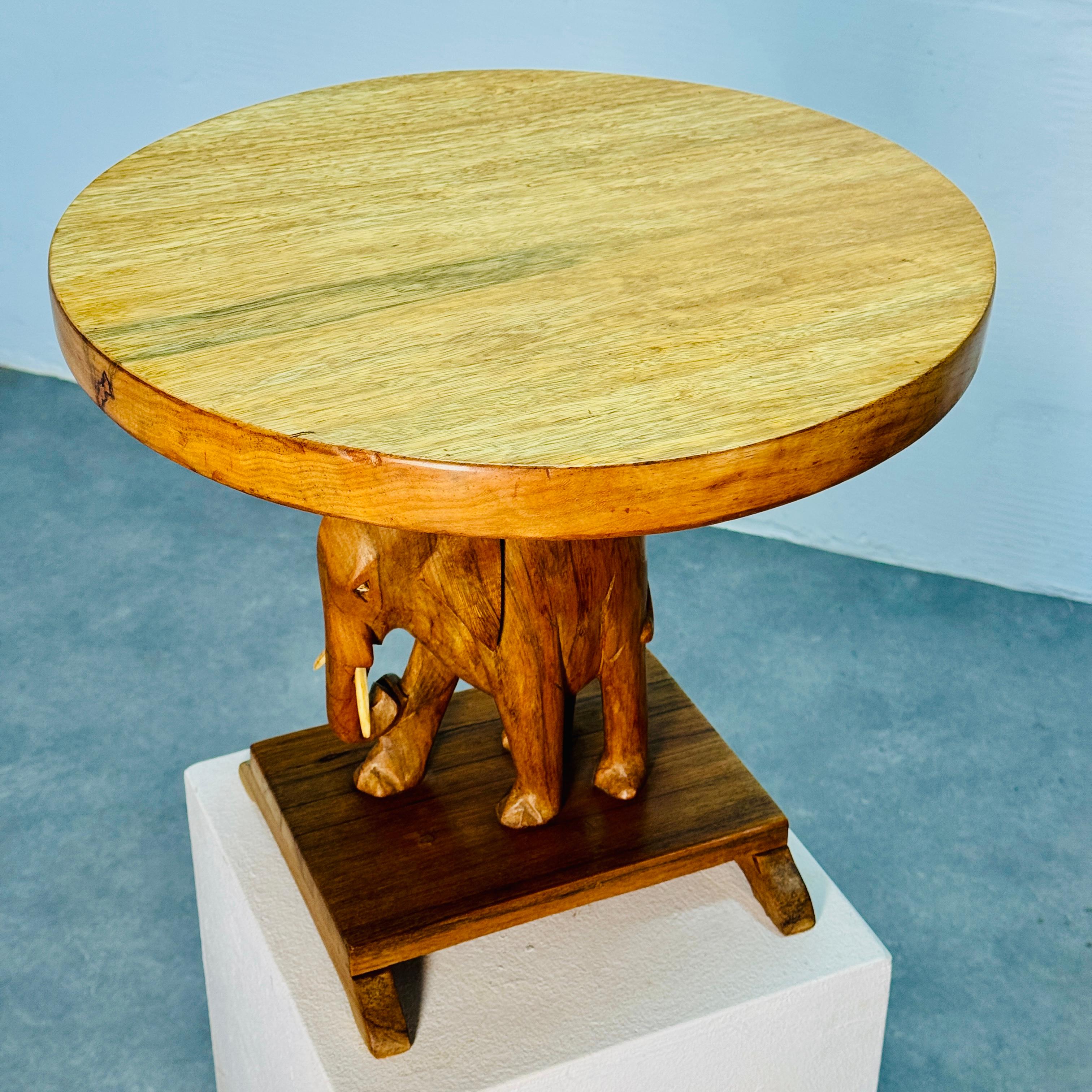 Esta llamativa gran mesa auxiliar africana fue fabricada por los Ashanti hacia 1950 en Ghana.

Este tipo de tallas y muebles de madera llegaron a Europa a través de colonos y turistas procedentes de África, donde decoraban  Interiores europeos. 
Hoy