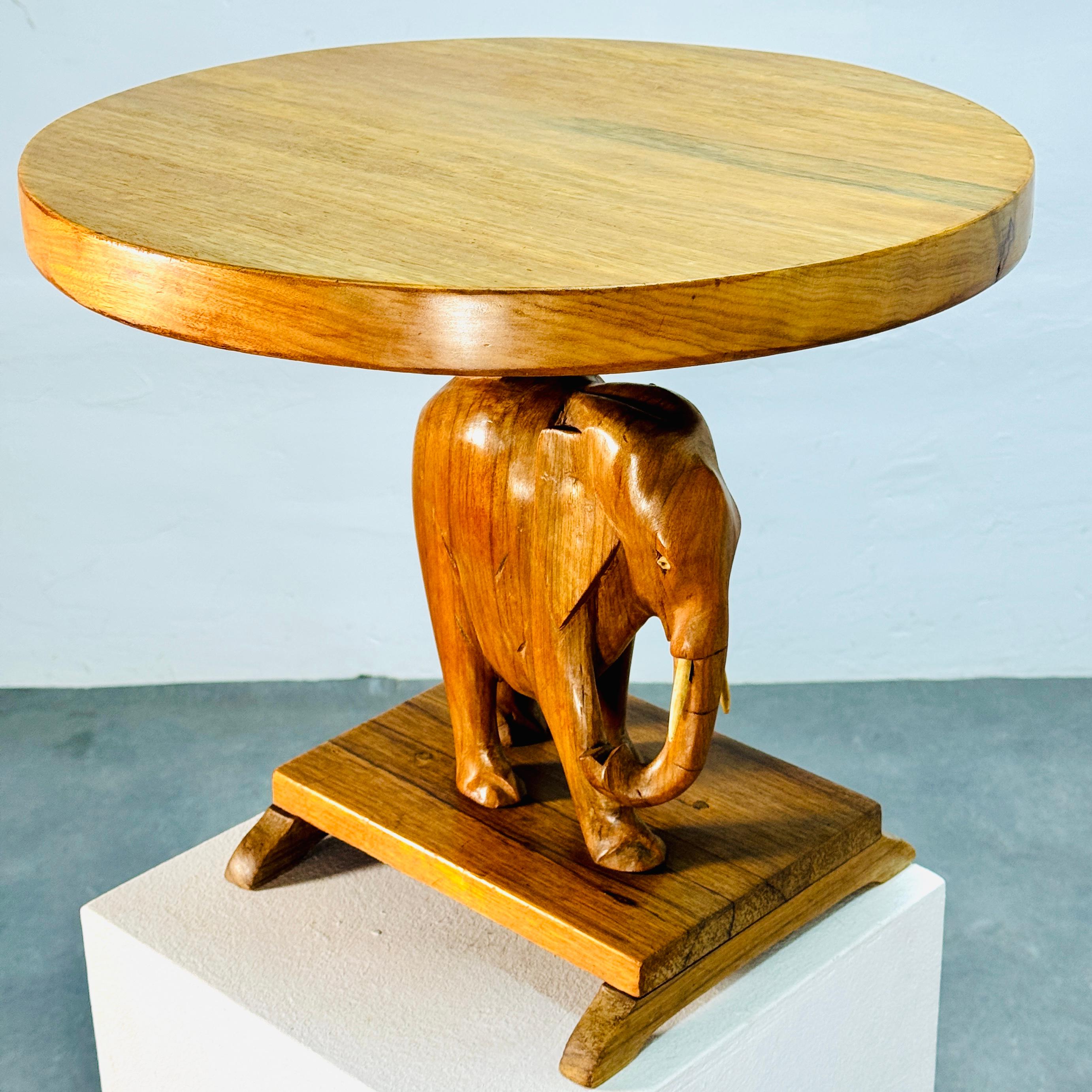 Vintage  Mesa auxiliar Elefante Ashanti, Ghana Años 50 en Bueno estado para la venta en CASTENRAY, NL