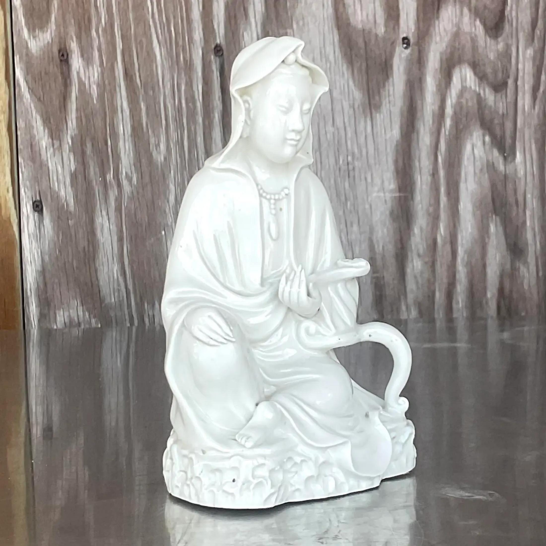 Une fabuleuse figurine asiatique vintage des années 1920. Un design Blanc de Chine chic représentant une belle femme. Estampillé sur le fond.