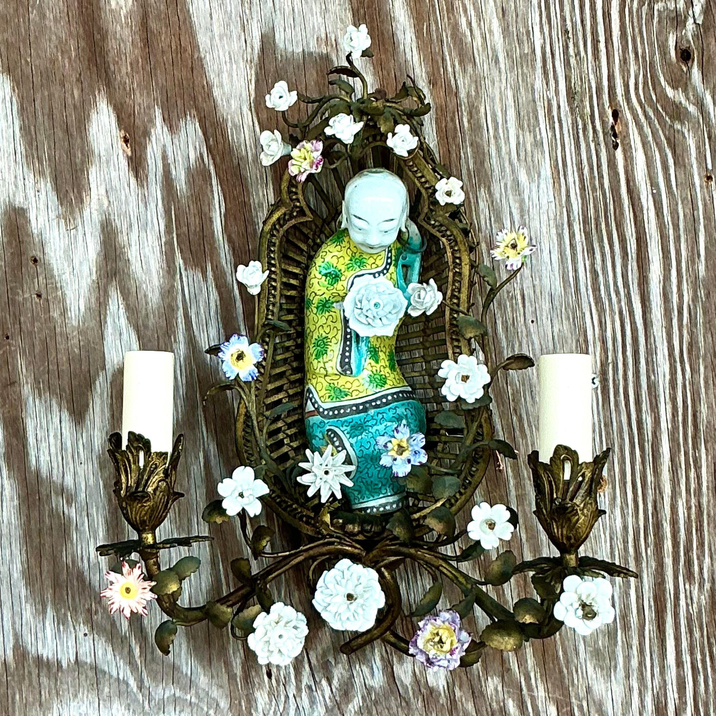Aggiungi un tocco di eleganza al tuo spazio con questa applique floreale vintage asiatica degli anni '20 di Chinoiserie. Caratterizzata da intricati motivi floreali e dettagli delicati, questa applique incarna il fascino del design Chinoiserie.
