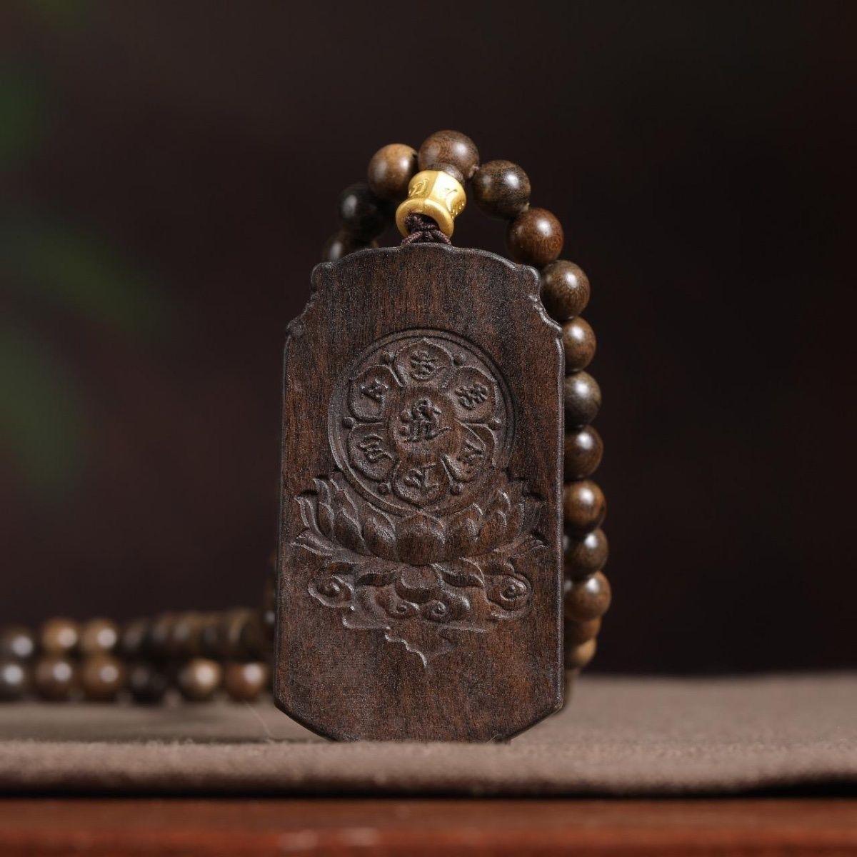 Vintage Asian Agarwood Carving Buddha Plaque Pendent Necklace In Fair Condition For Sale In 景德镇市, CN