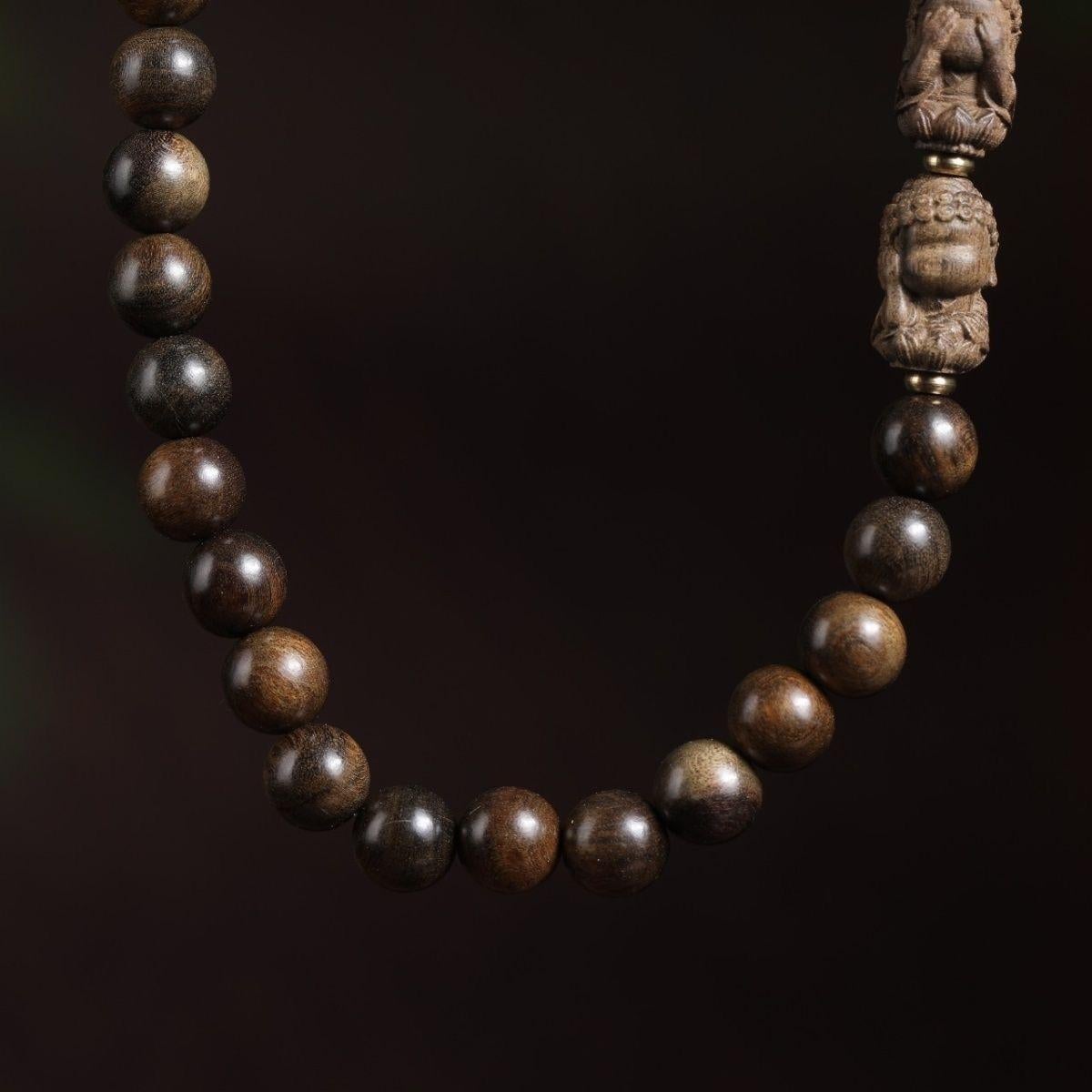 Collier vintage asiatique Agarwood sculpté de quatre statues de moines « No-Evil Monks » en perles État moyen - En vente à 景德镇市, CN