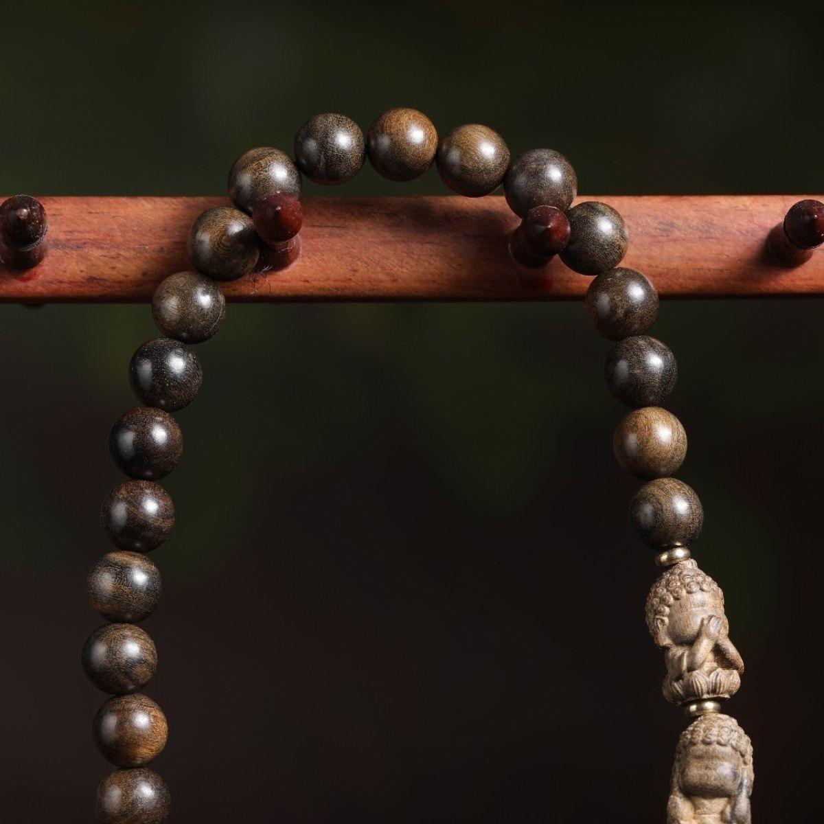 20ième siècle Collier vintage asiatique Agarwood sculpté de quatre statues de moines « No-Evil Monks » en perles en vente