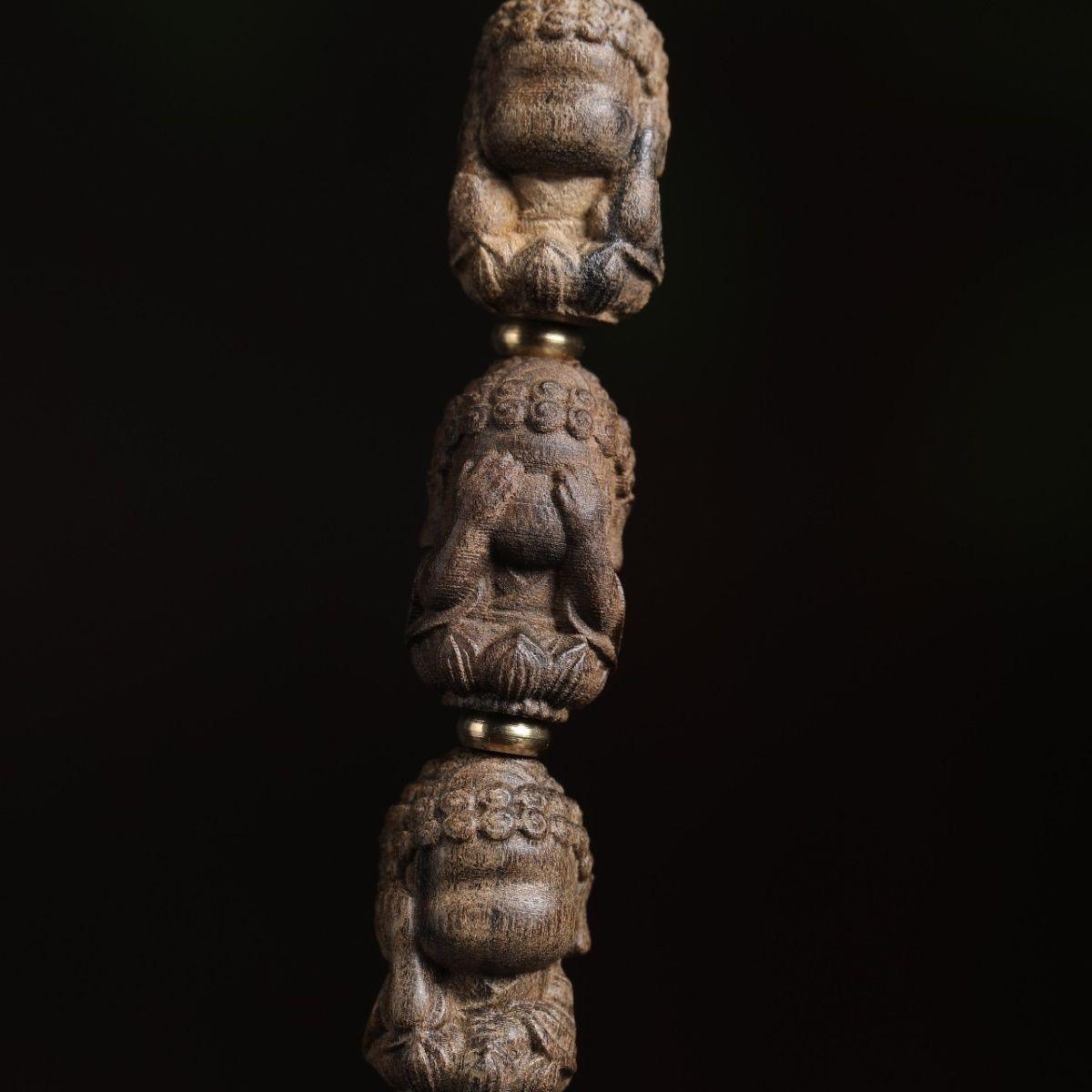 Bois Collier vintage asiatique Agarwood sculpté de quatre statues de moines « No-Evil Monks » en perles en vente