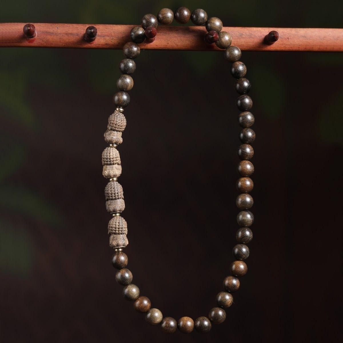 Collier vintage asiatique Agarwood sculpté de quatre statues de moines « No-Evil Monks » en perles en vente 1