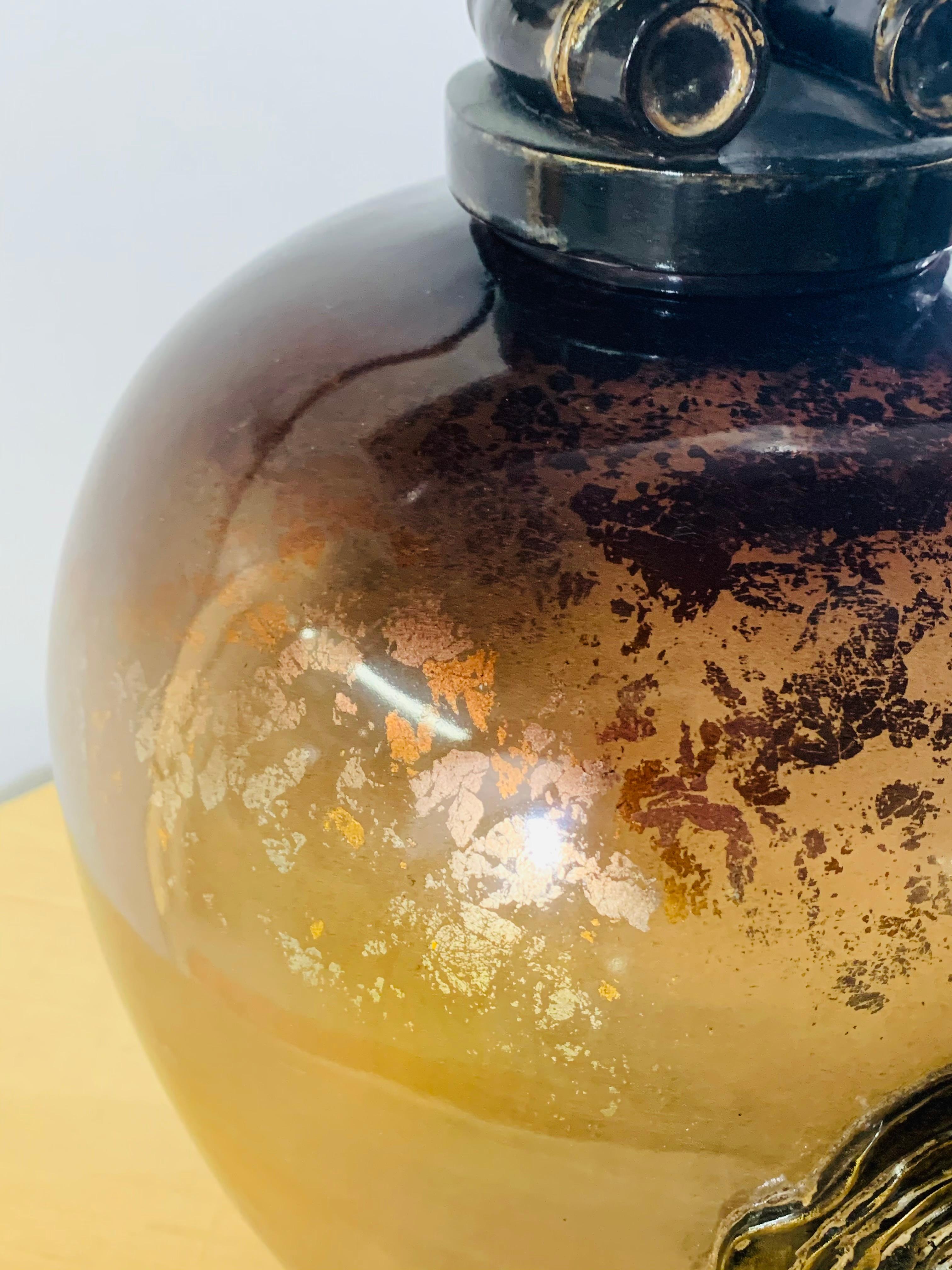 Vase ou urne en verre ambré asiatique vintage Bon état - En vente à Plainview, NY