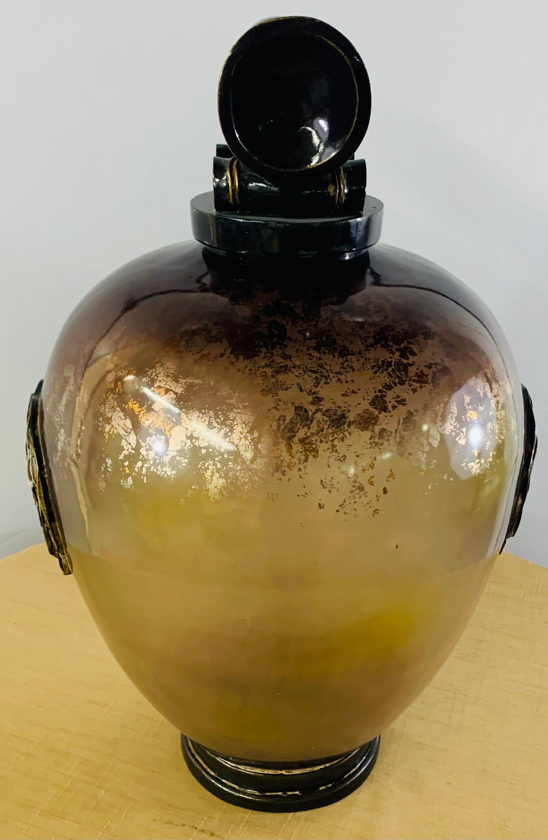 Verre d'art Vase ou urne en verre ambré asiatique vintage en vente