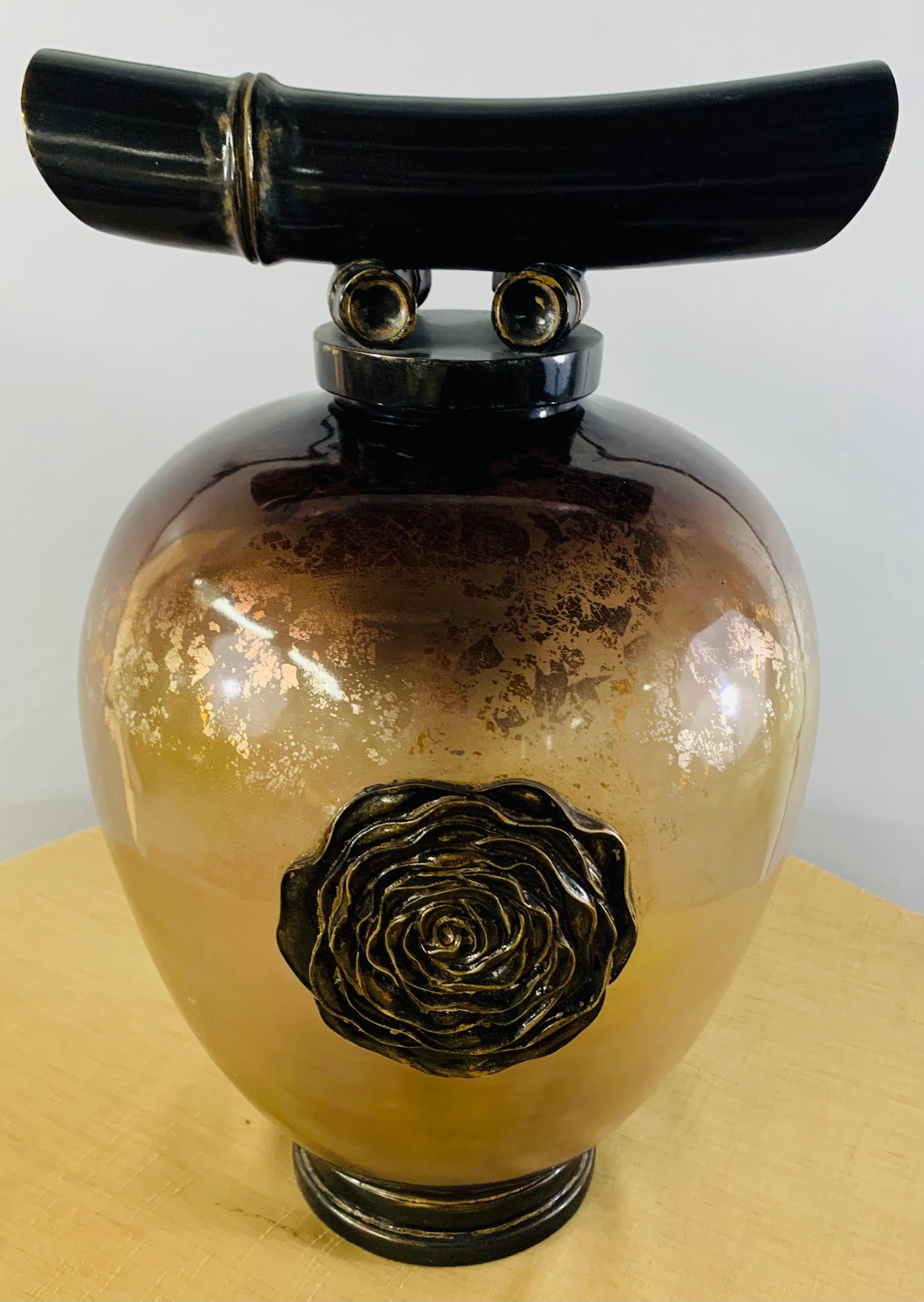 Vase ou urne en verre ambré asiatique vintage en vente 1