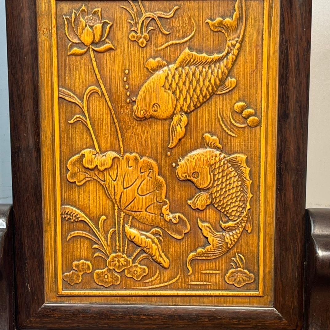 Vintage Asian Bamboo Carving Fishes & Lotus Plaque with Wooden Frame & Stand In Fair Condition For Sale In 景德镇市, CN