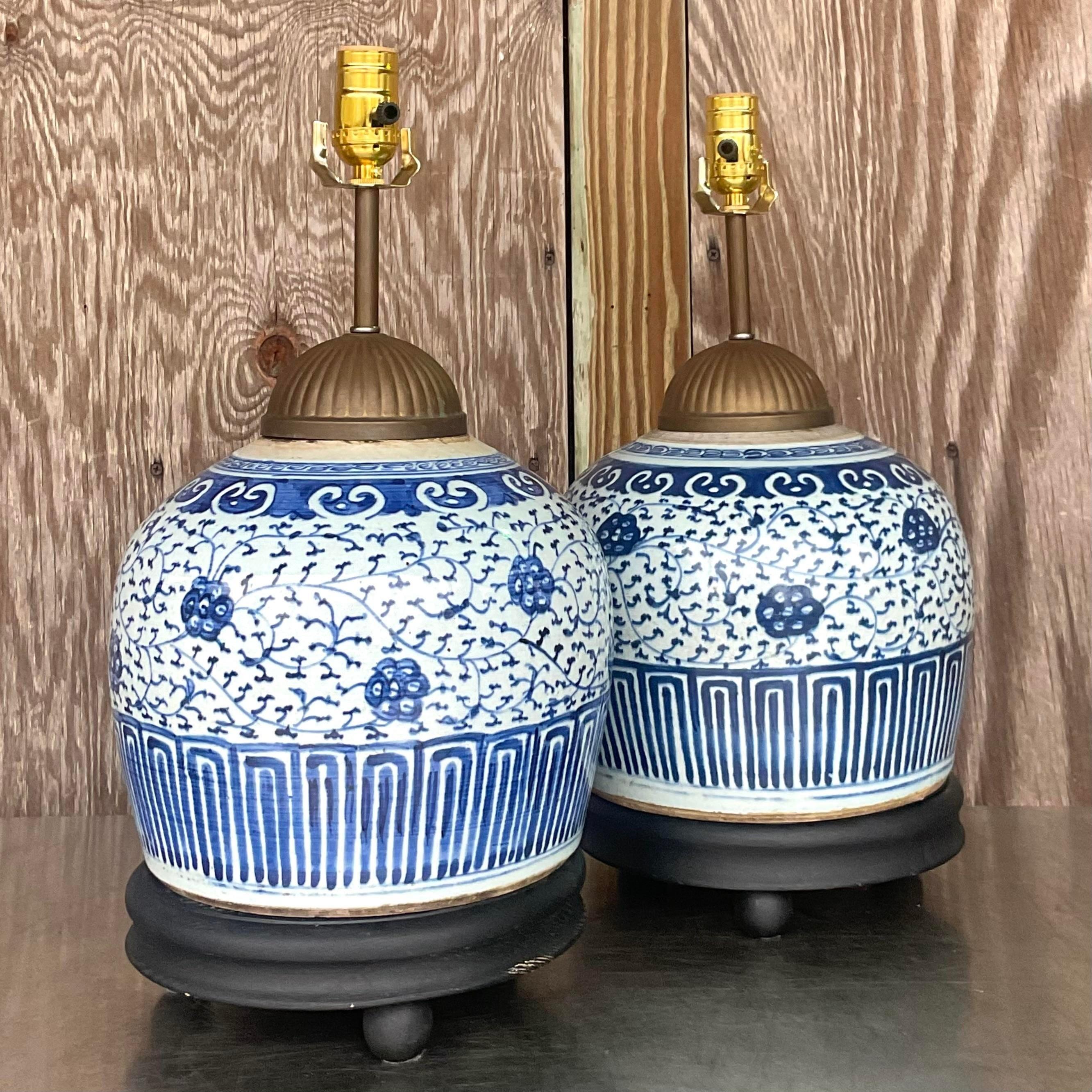 Une fabuleuse paire de lampes de table asiatiques vintage. Un design classique de Gardenia dans le bleu et le blanc emblématiques. Repose sur des socles en bois recyclé. Acquis d'une propriété de Palm Beach.