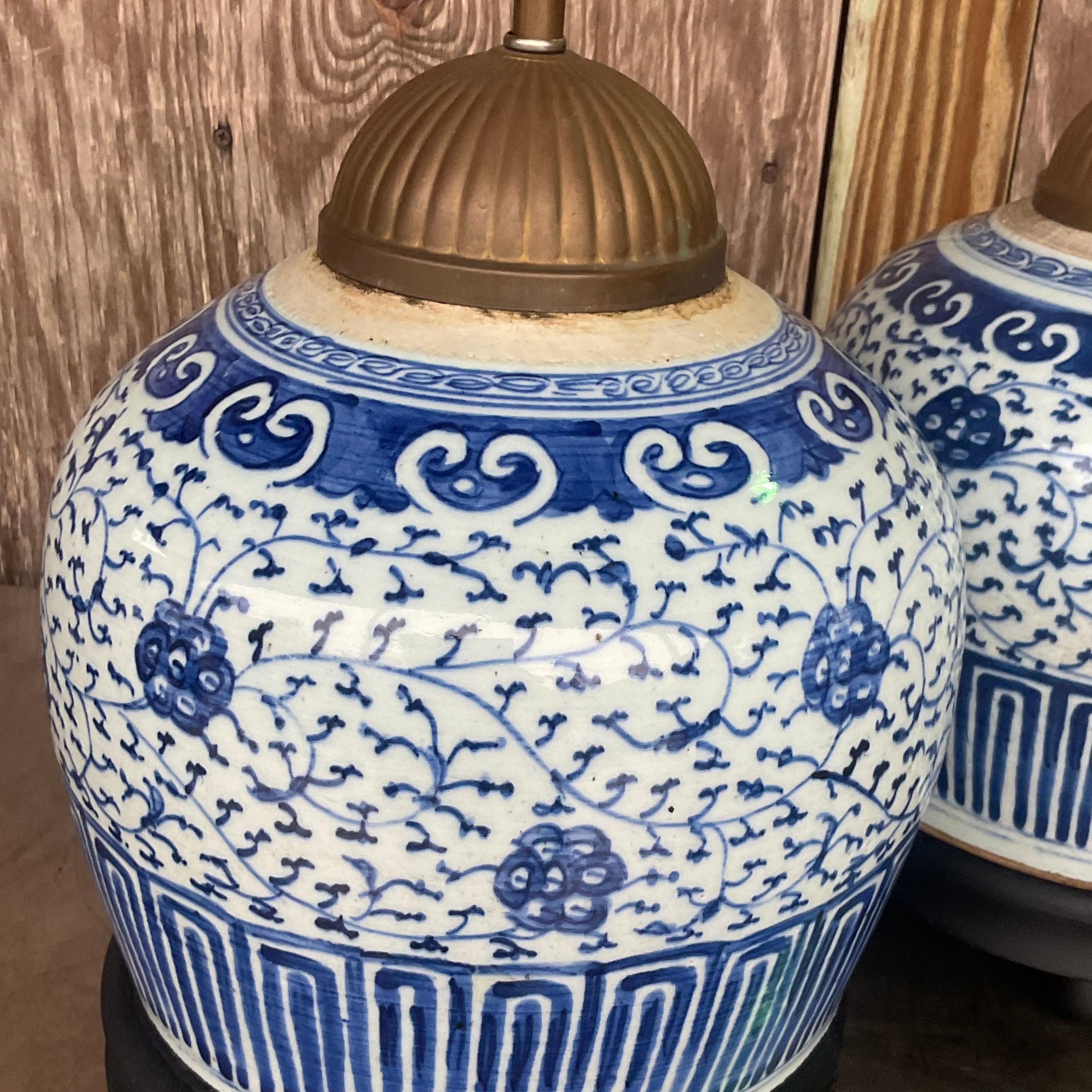 Américain Paire de lampes asiatiques vintage en céramique bleue et blanche en vente