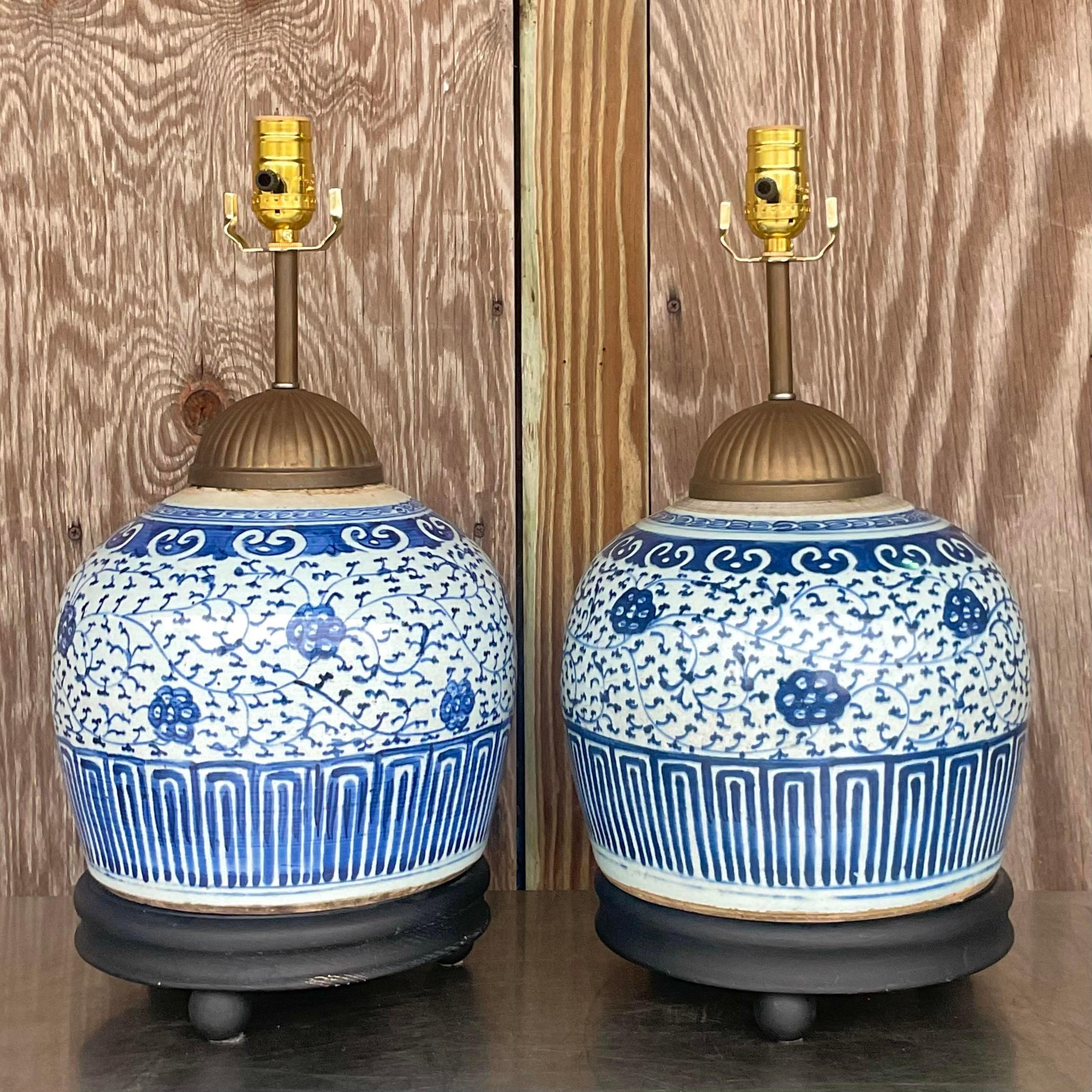 Paire de lampes asiatiques vintage en céramique bleue et blanche Bon état - En vente à west palm beach, FL