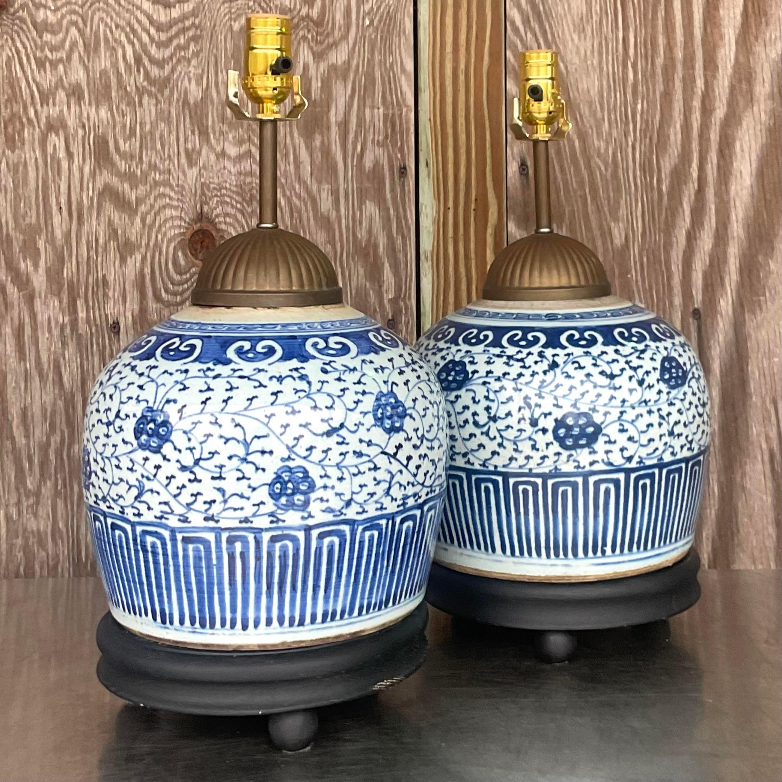 20ième siècle Paire de lampes asiatiques vintage en céramique bleue et blanche en vente