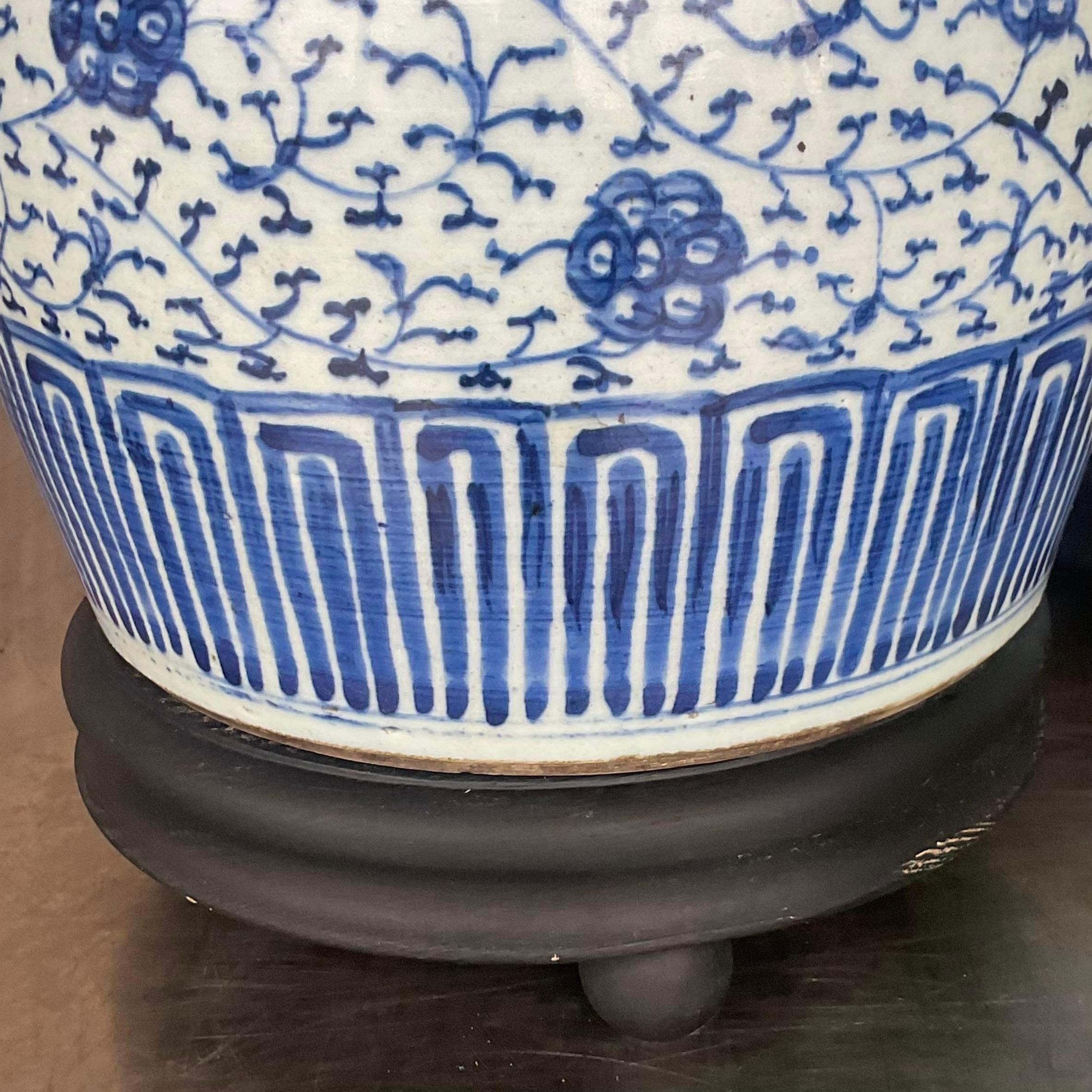 Paire de lampes asiatiques vintage en céramique bleue et blanche en vente 1
