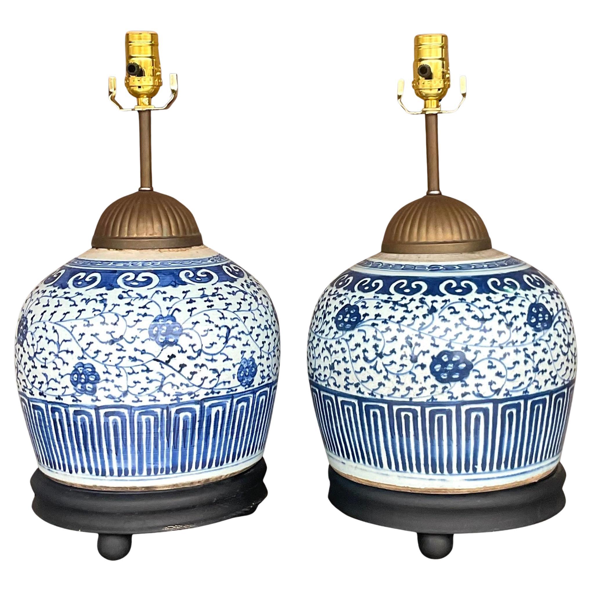 Paire de lampes asiatiques vintage en céramique bleue et blanche en vente