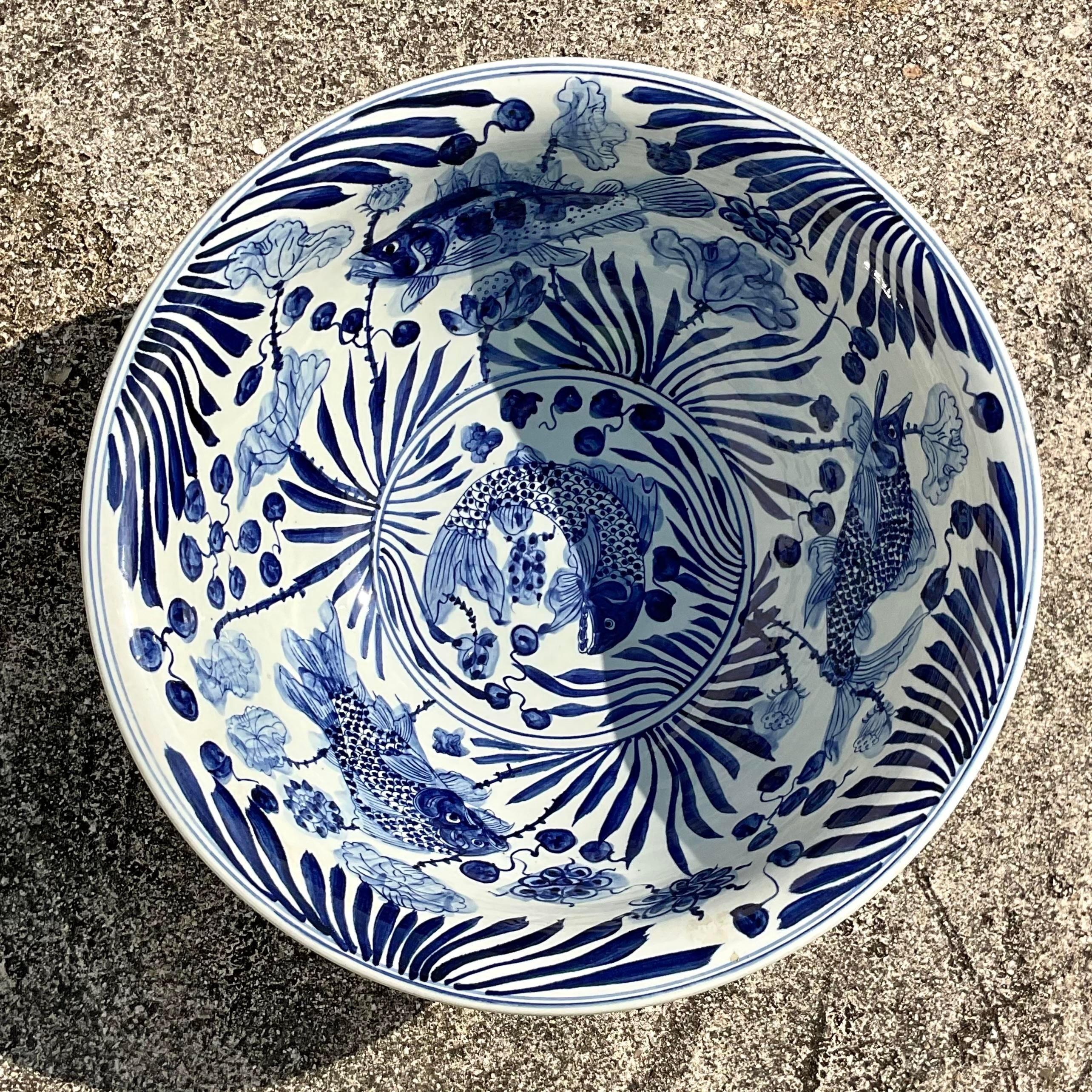 Ciotola asiatica vintage con centrotavola a forma di pesce blu e bianco In condizioni buone a west palm beach, FL
