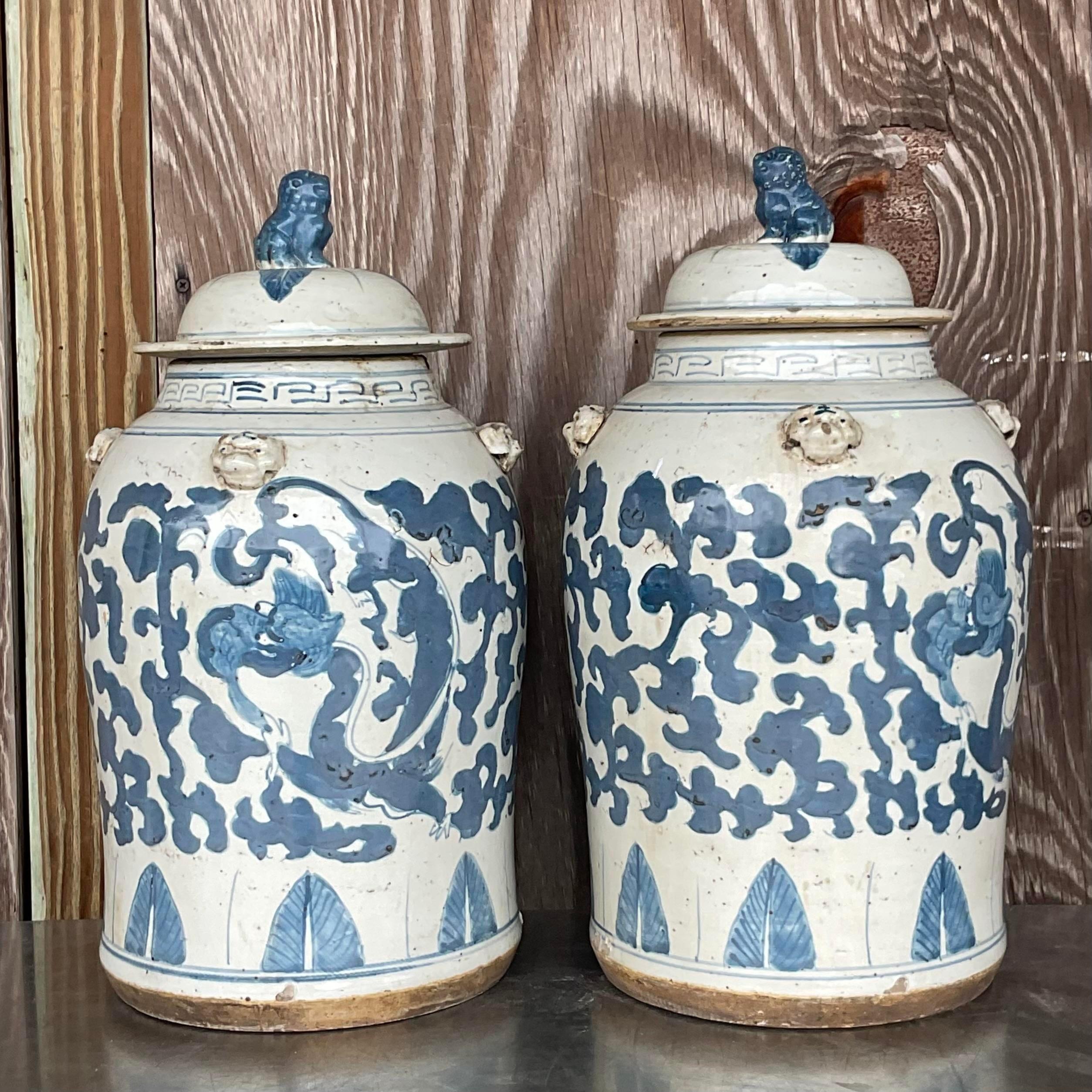 Chinois Paire d'urnes asiatiques vintage bleu et blanc pour chien Foo en vente