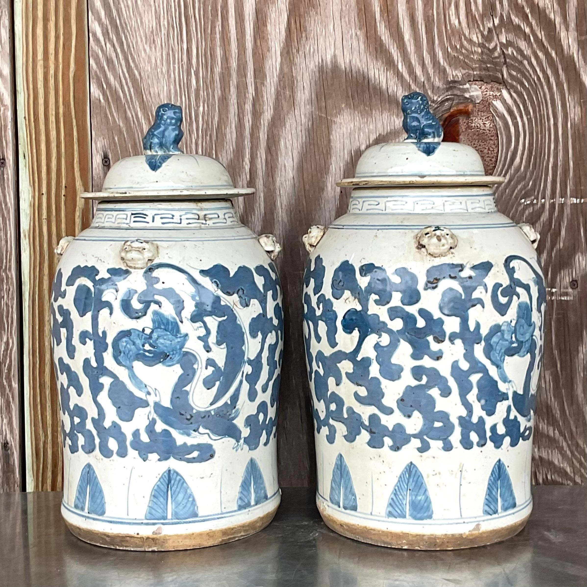 20ième siècle Paire d'urnes asiatiques vintage bleu et blanc pour chien Foo en vente