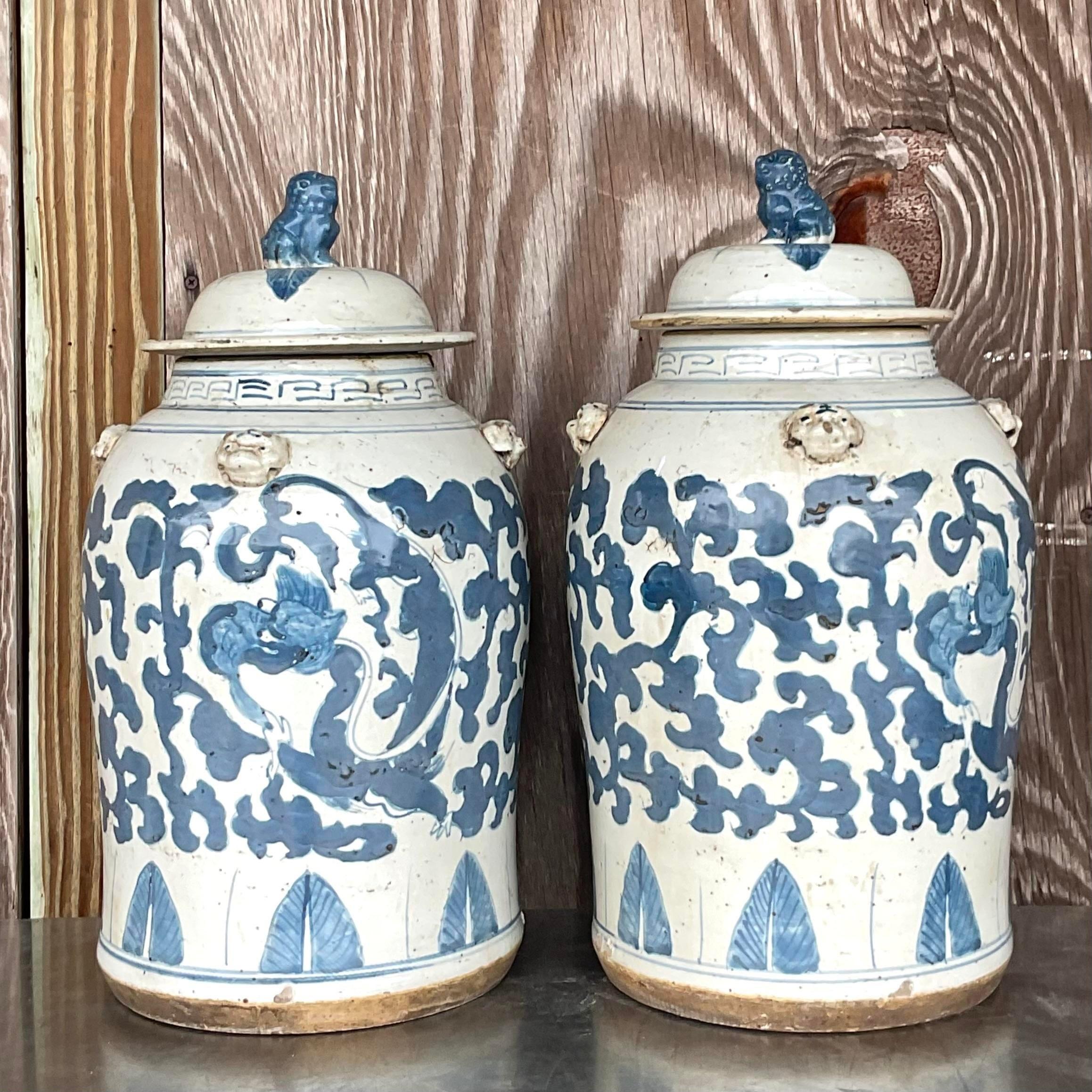 Céramique Paire d'urnes asiatiques vintage bleu et blanc pour chien Foo en vente