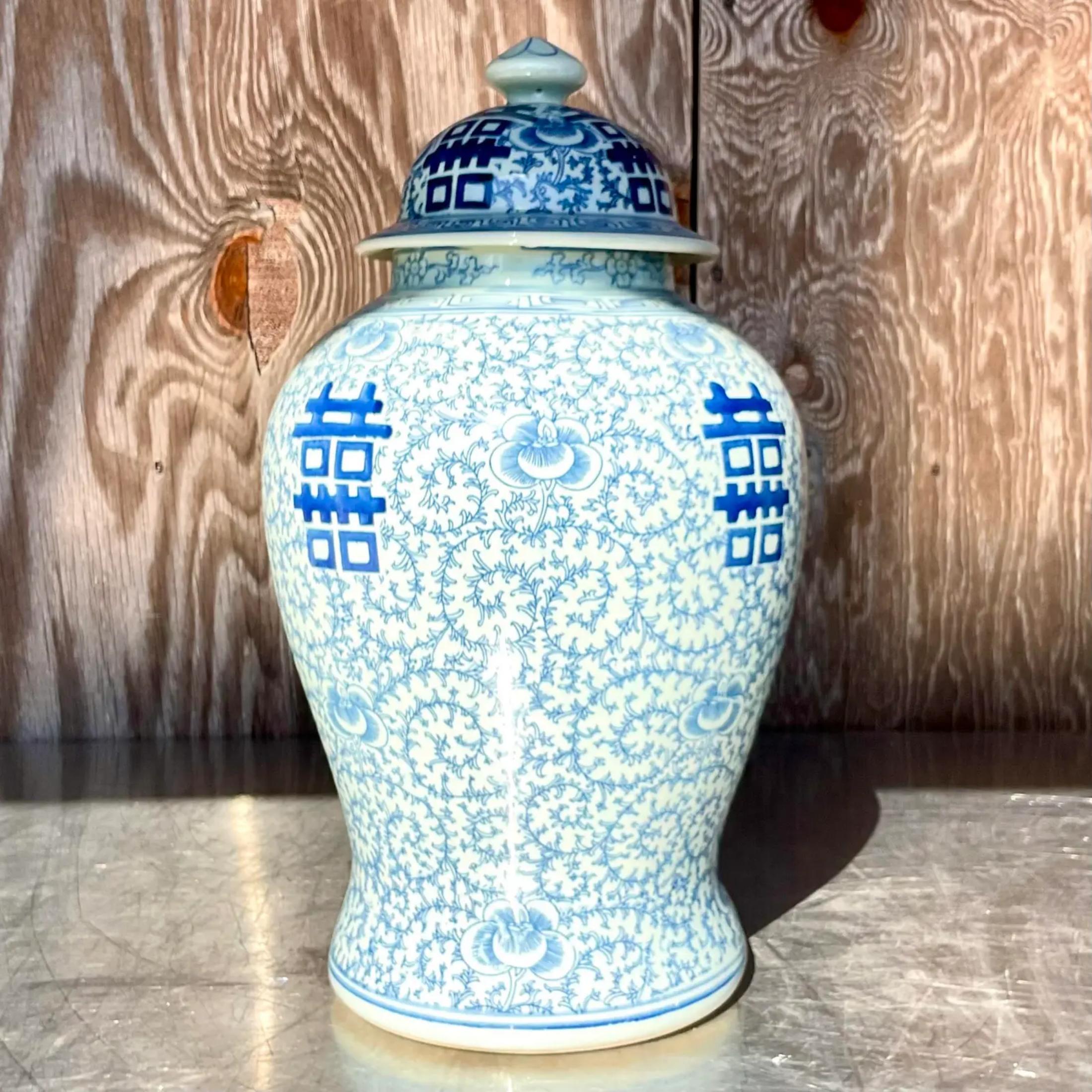 Eine fabelhafte asiatische Urne im Vintage-Stil mit Deckel. Wunderschönes klassisches Ingwer-Glas in dem kultigen blau-weißen Design. Erworben aus einem Nachlass in Palm Beach.