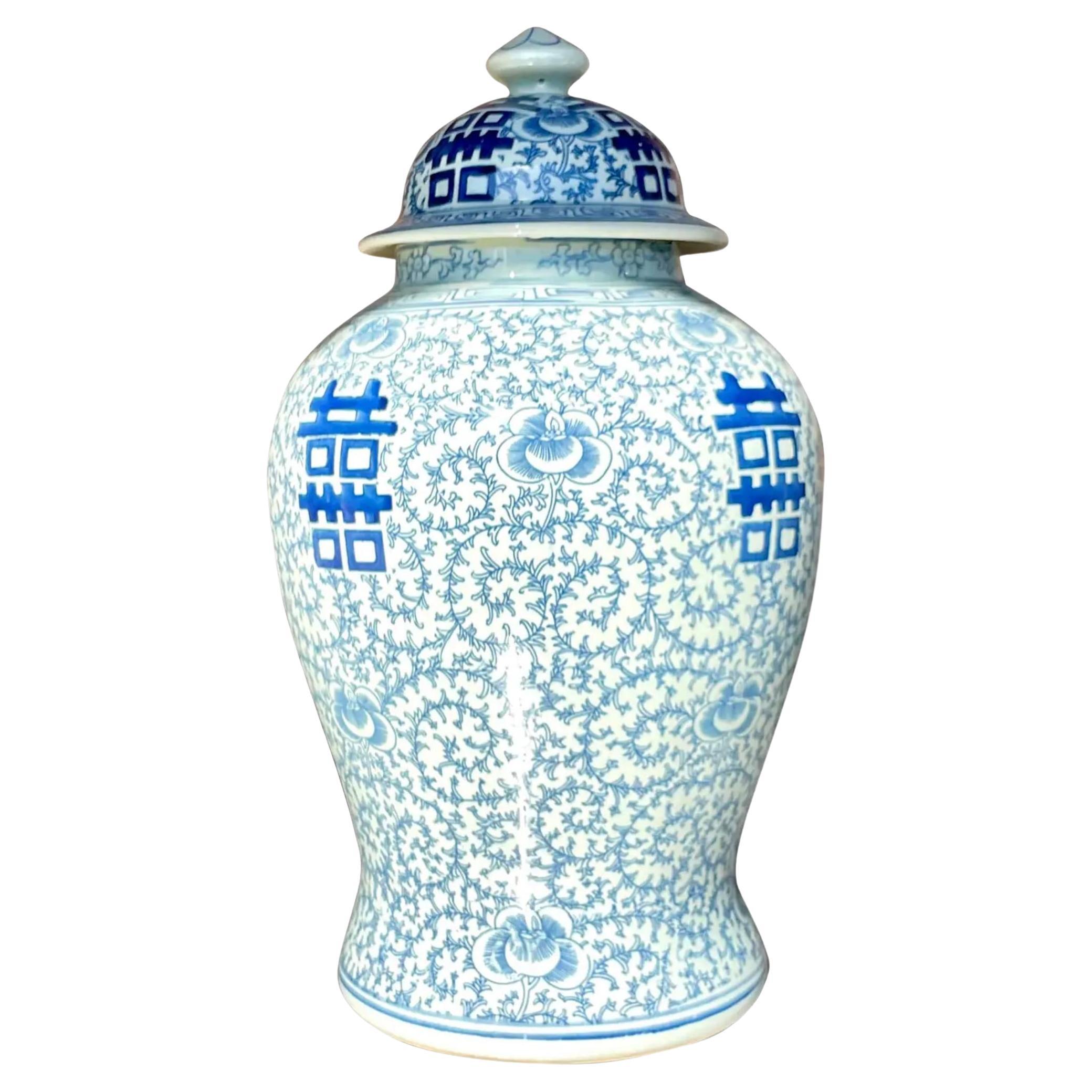 Jarre à gingembre vintage asiatique bleue et blanche en vente