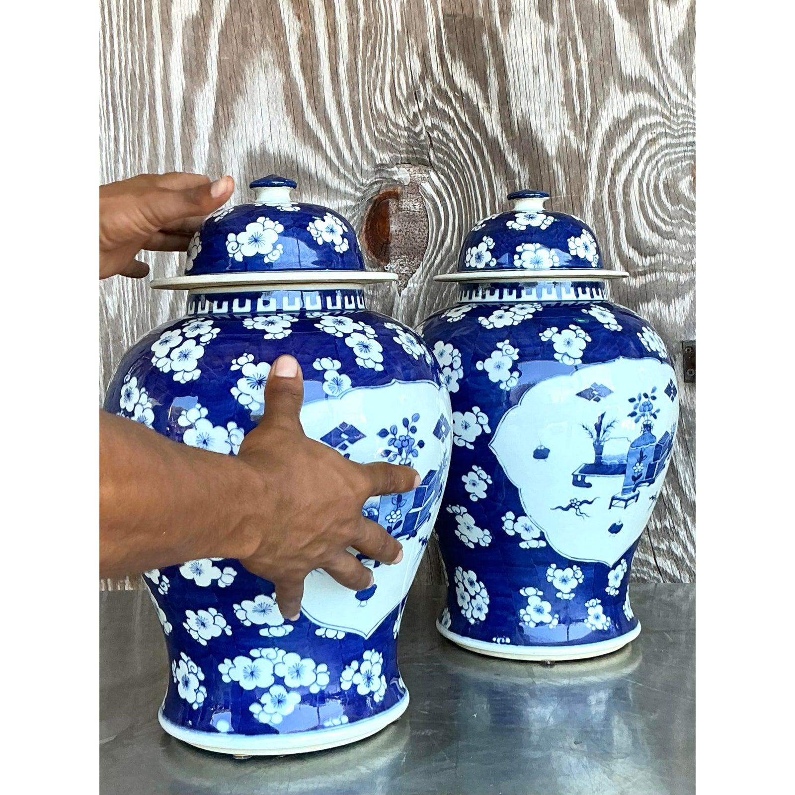 Paire de pots à gingembre asiatiques bleu et blanc en vente 4