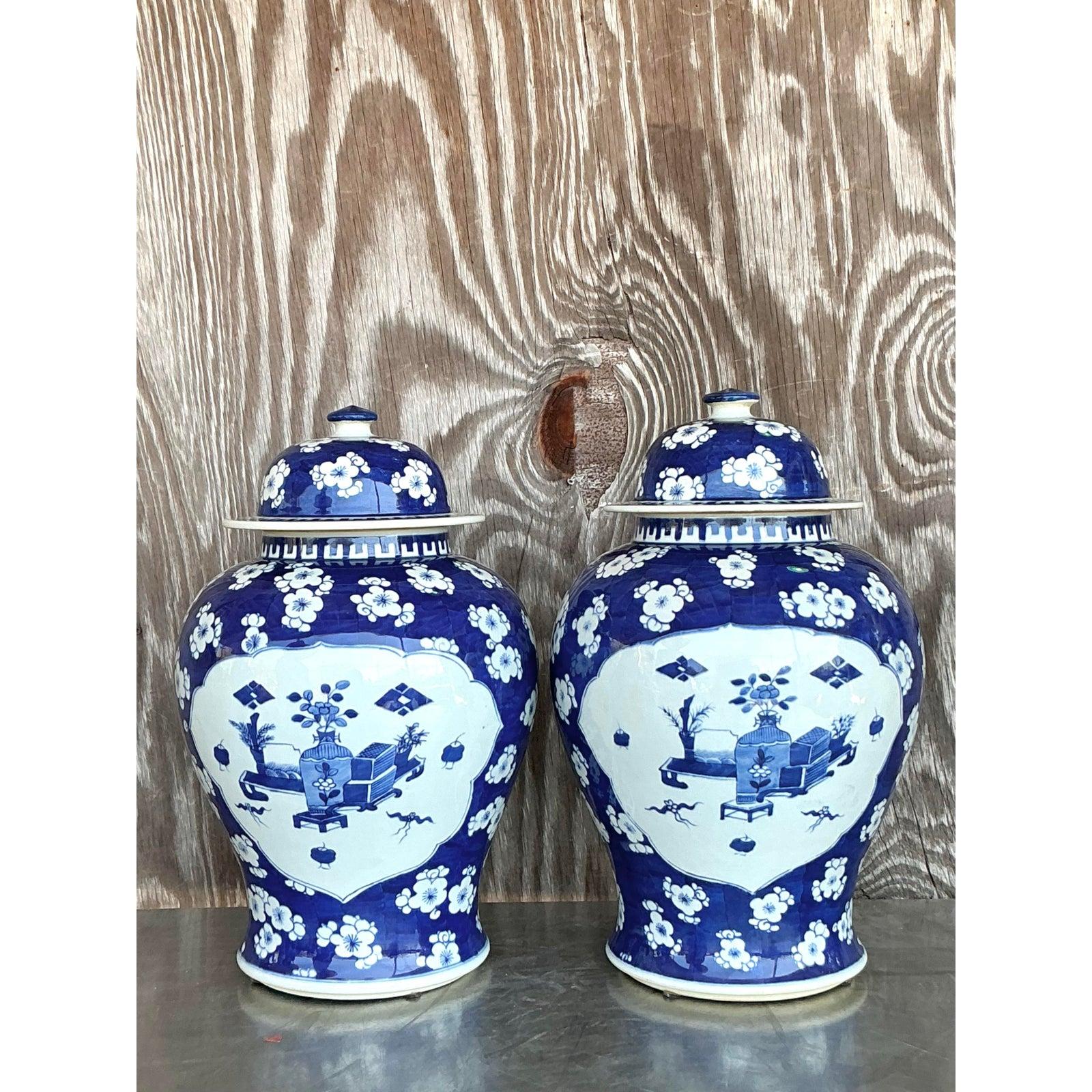 Chinois Paire de pots à gingembre asiatiques bleu et blanc en vente